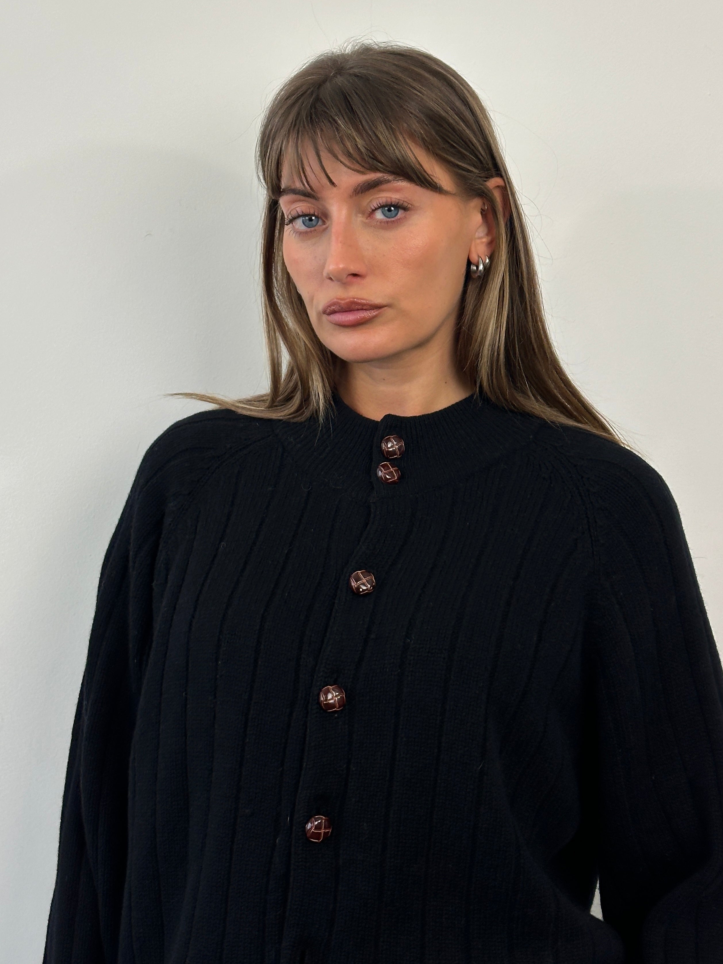 Vintage 2000s pure lambswool knitted cardigan in XL, featuring a cozy, textured knit design and classic button closure.