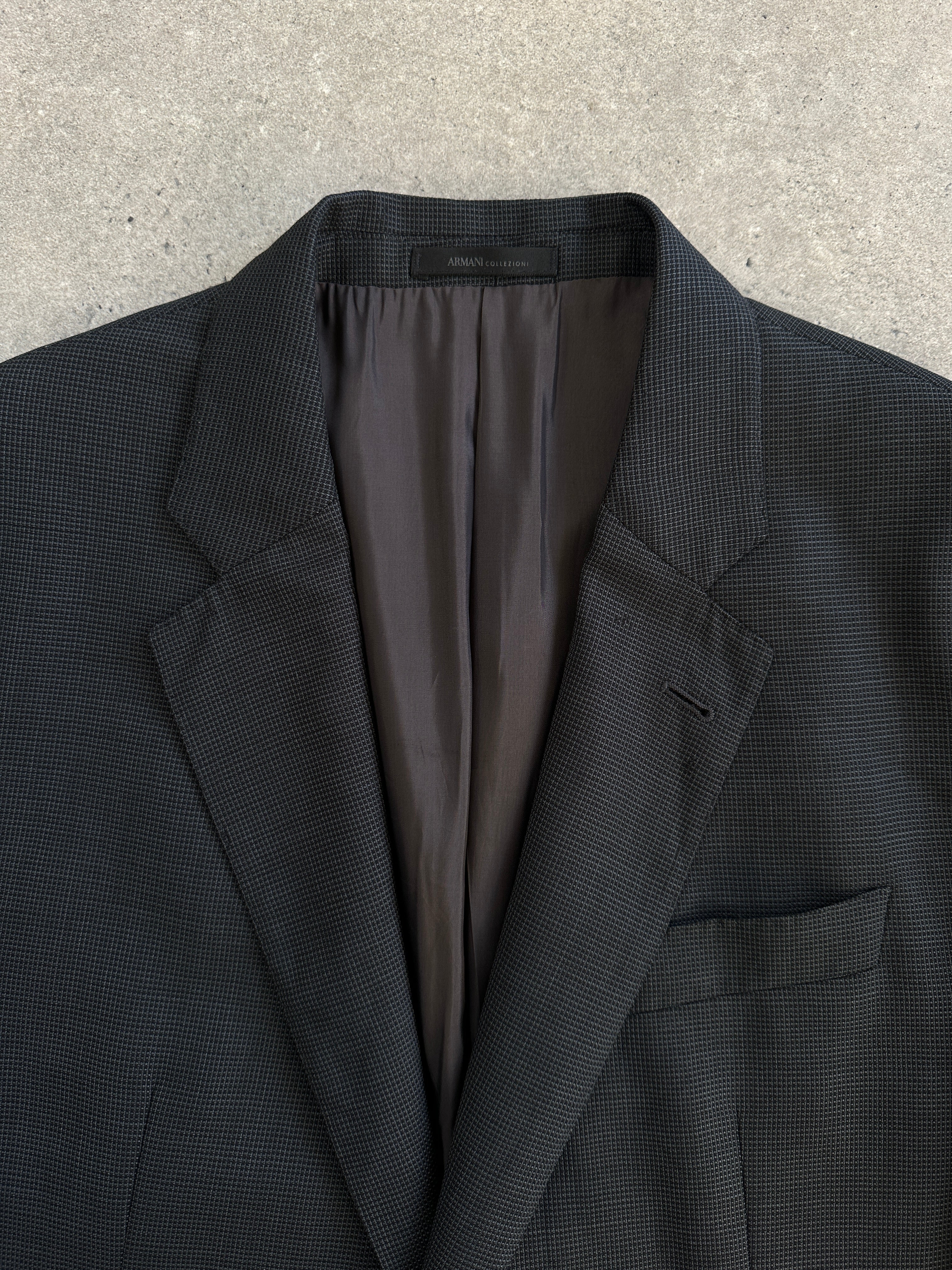Armani Collezioni men's 2000s pure wool blazer in size 44R/XL, featuring a tailored fit with classic lapel and button closure.