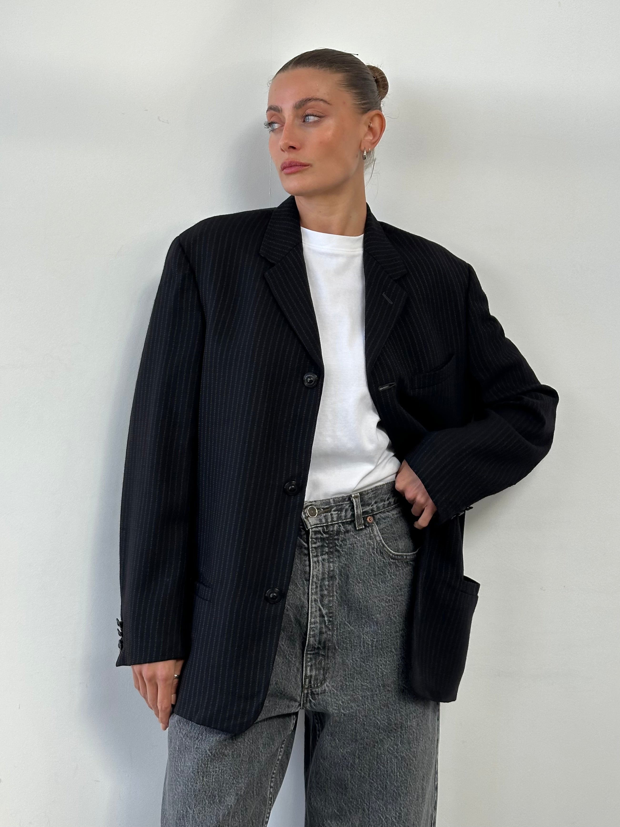 Gianni Versace Versus 90s bespoke single-breasted blazer in relaxed fit, size 38R/M, dark fabric with classic lapel details.