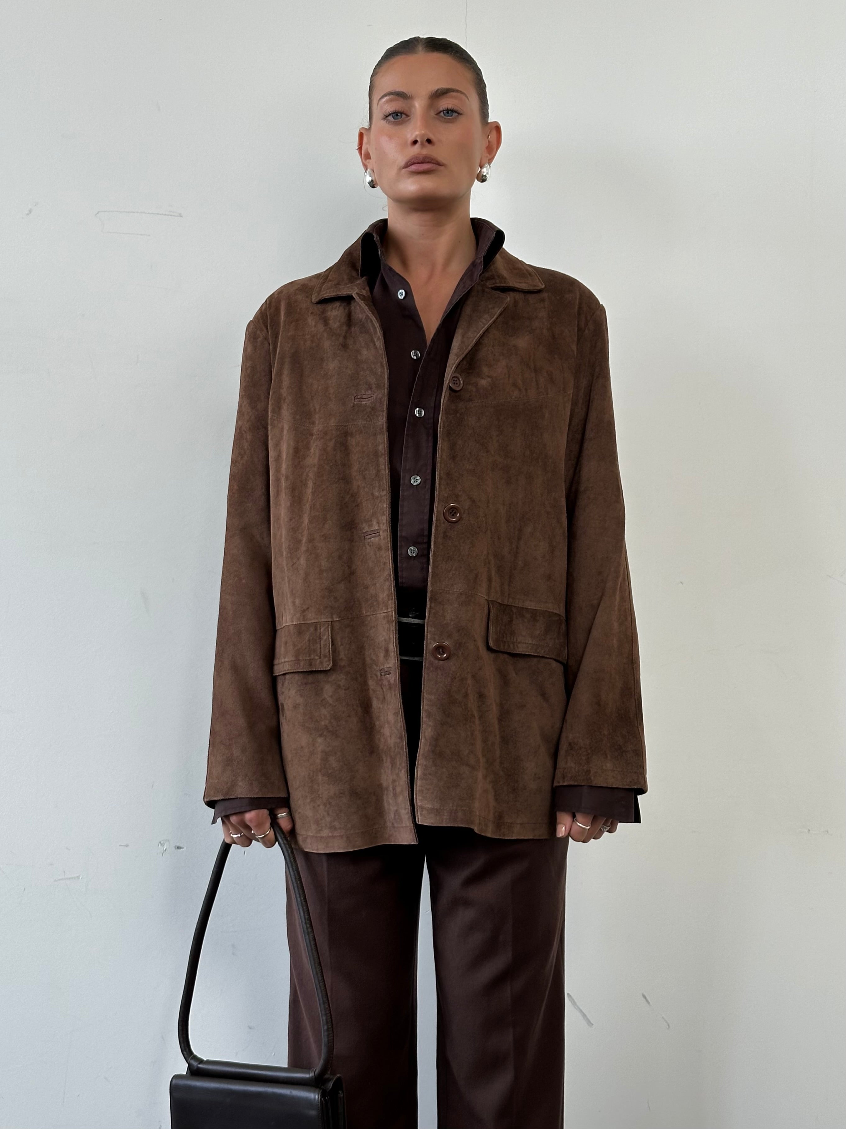 Vintage suede jacket in size L, stylish and timeless design, featuring classic suede texture and tailored fit.