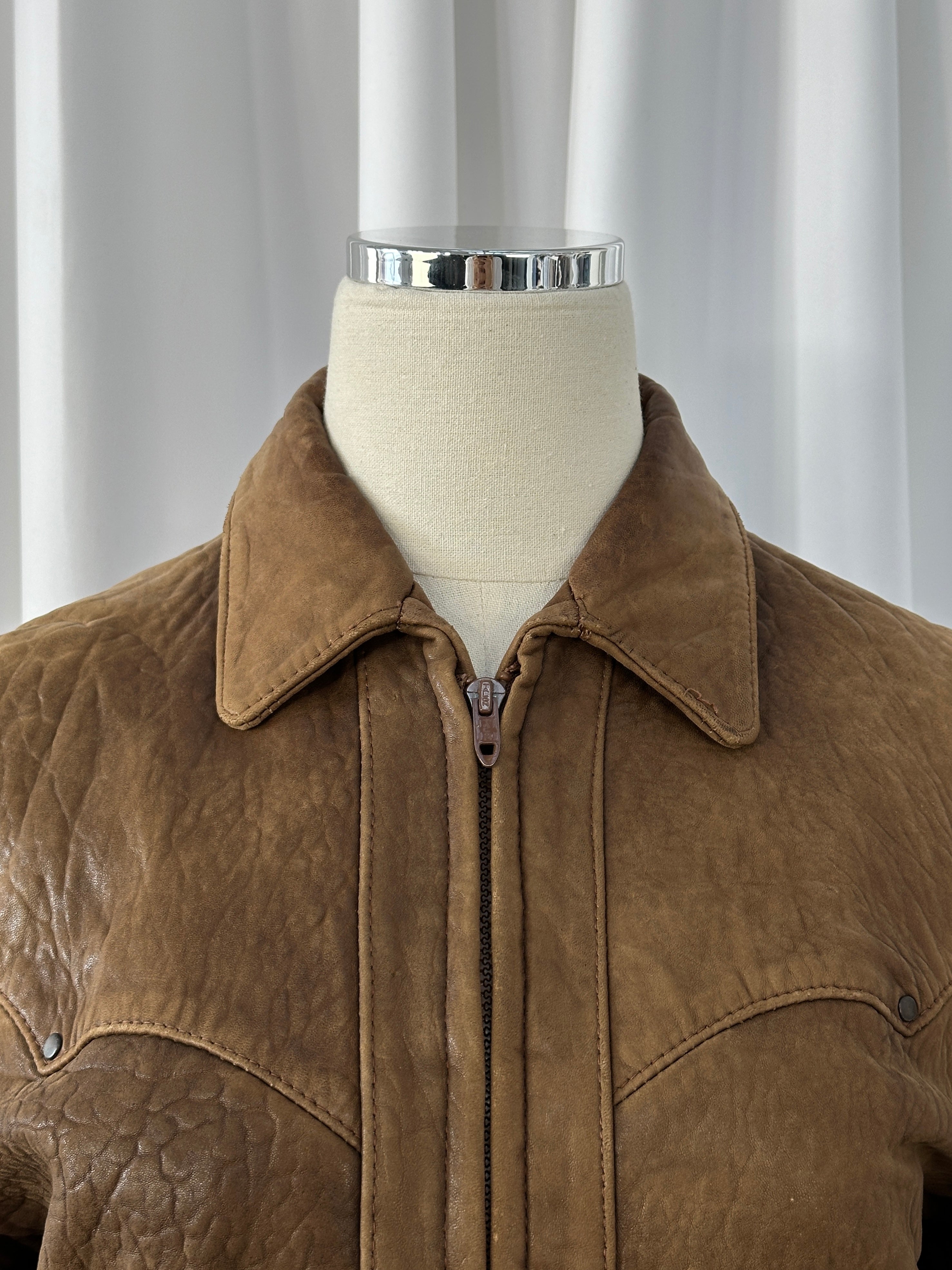 Vintage USA 1980s leather bomber jacket in size XS/S, featuring classic style and authentic leather details.