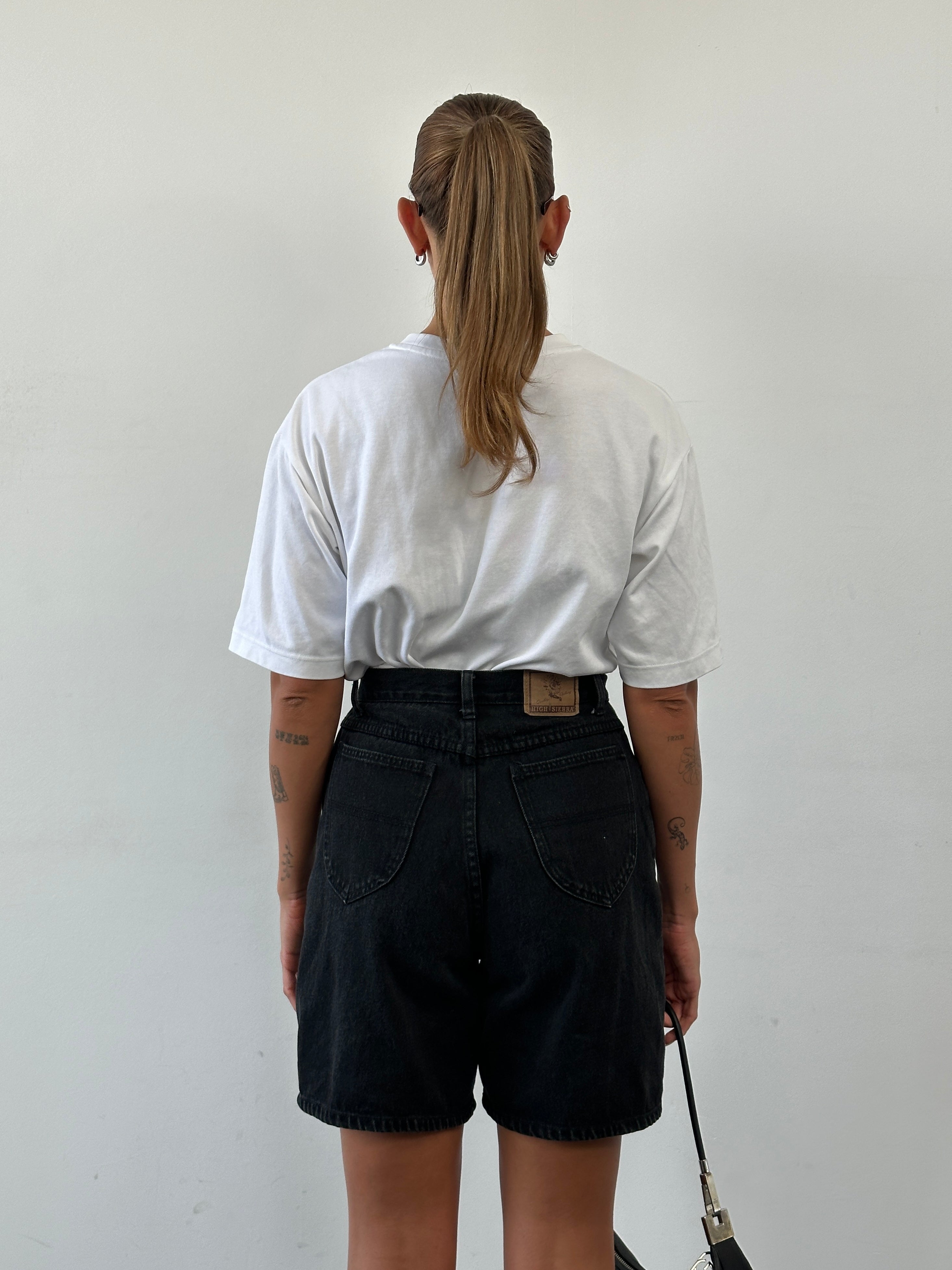 Vintage high-waisted denim shorts in W25 size, featuring classic distressed detailing and a retro fit.