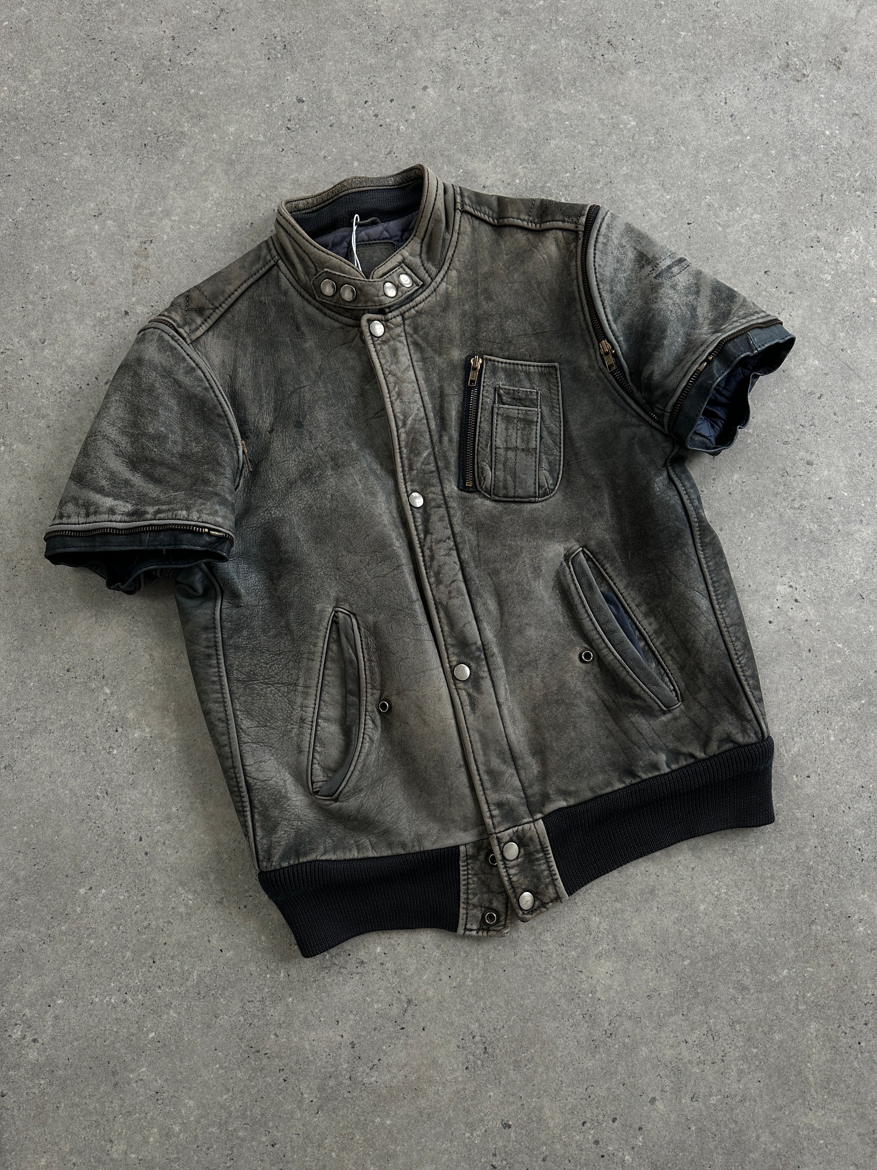 Vintage brand vintage 3-in-1 aged leather bomber jacket in size M, featuring a classic style with aged leather finish.