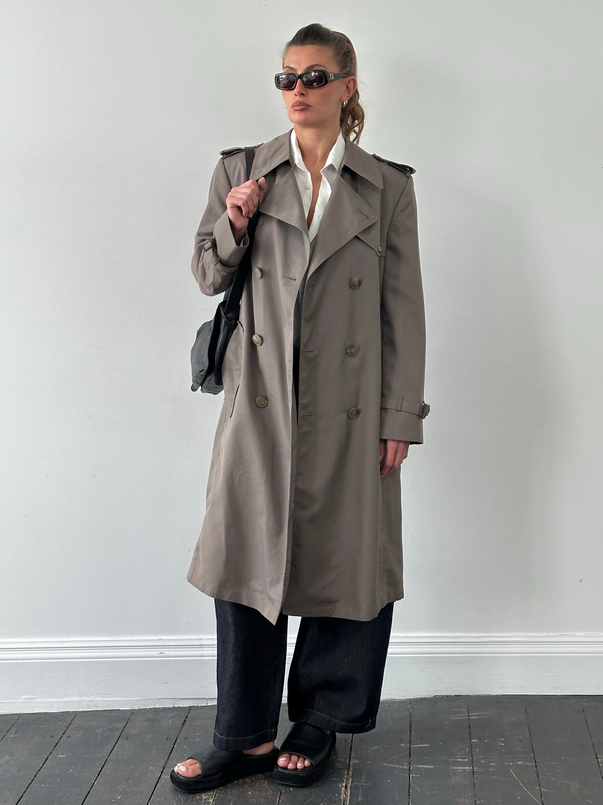 Christian Dior Monsieur 1980s double-breasted belted trench coat, mid-length, classic style, in beige fabric with lapel collar and belt.