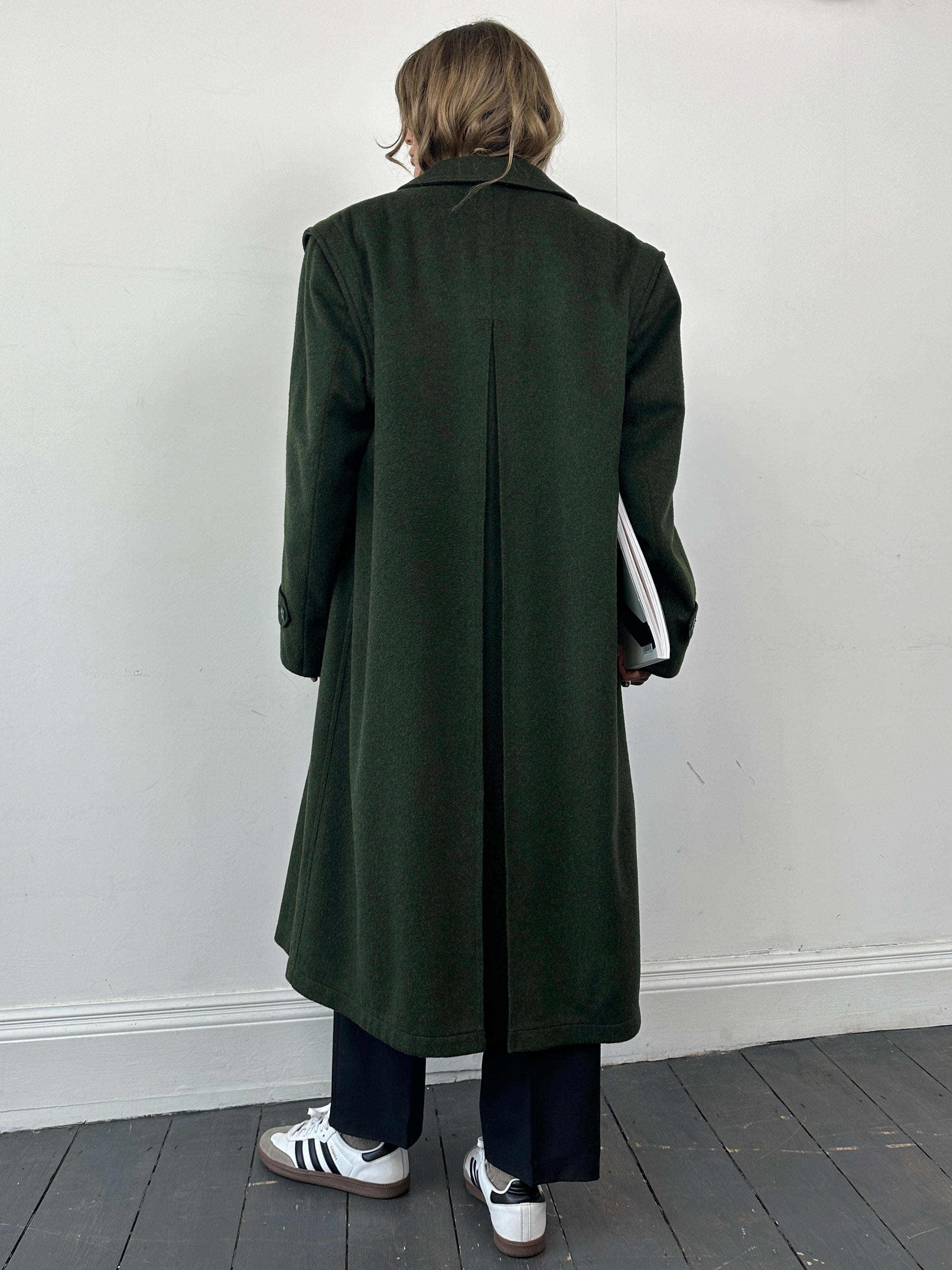 Vintage wool coat with concealed placket, single-breasted design in size XL, showcasing classic style and textured fabric.
