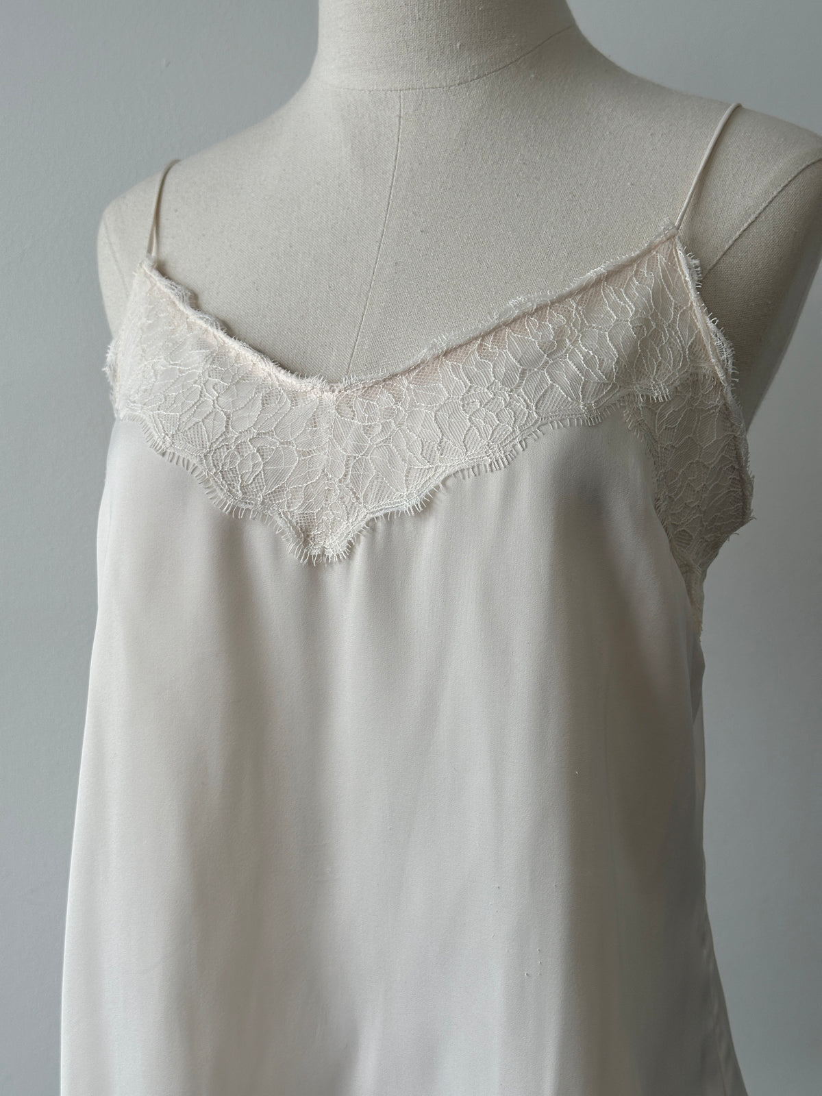 Vintage 2000s satin lace top, size M, featuring elegant lace details and a silky satin fabric in a classic vintage style.