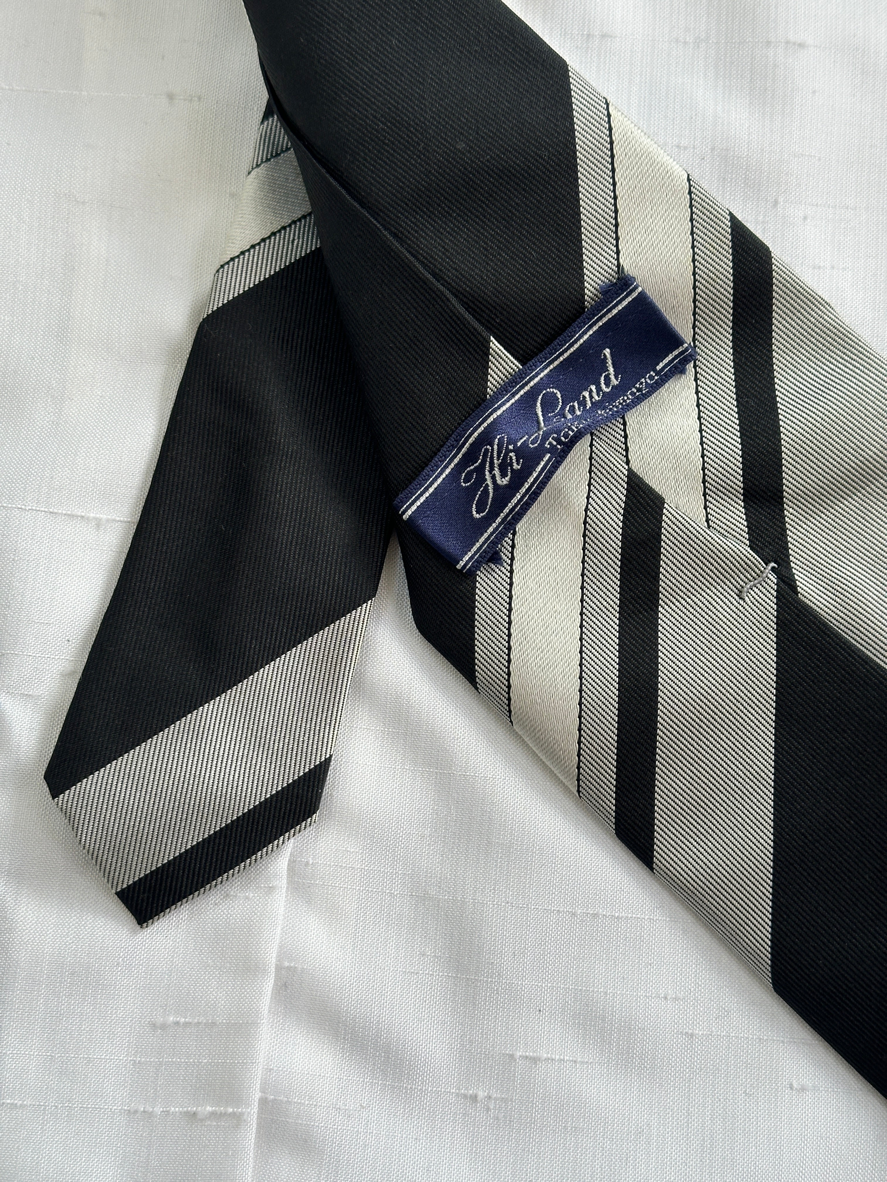 Japanese vintage 1990s pure silk diagonal striped tie, classic men's accessory with elegant pattern and fine silk fabric.