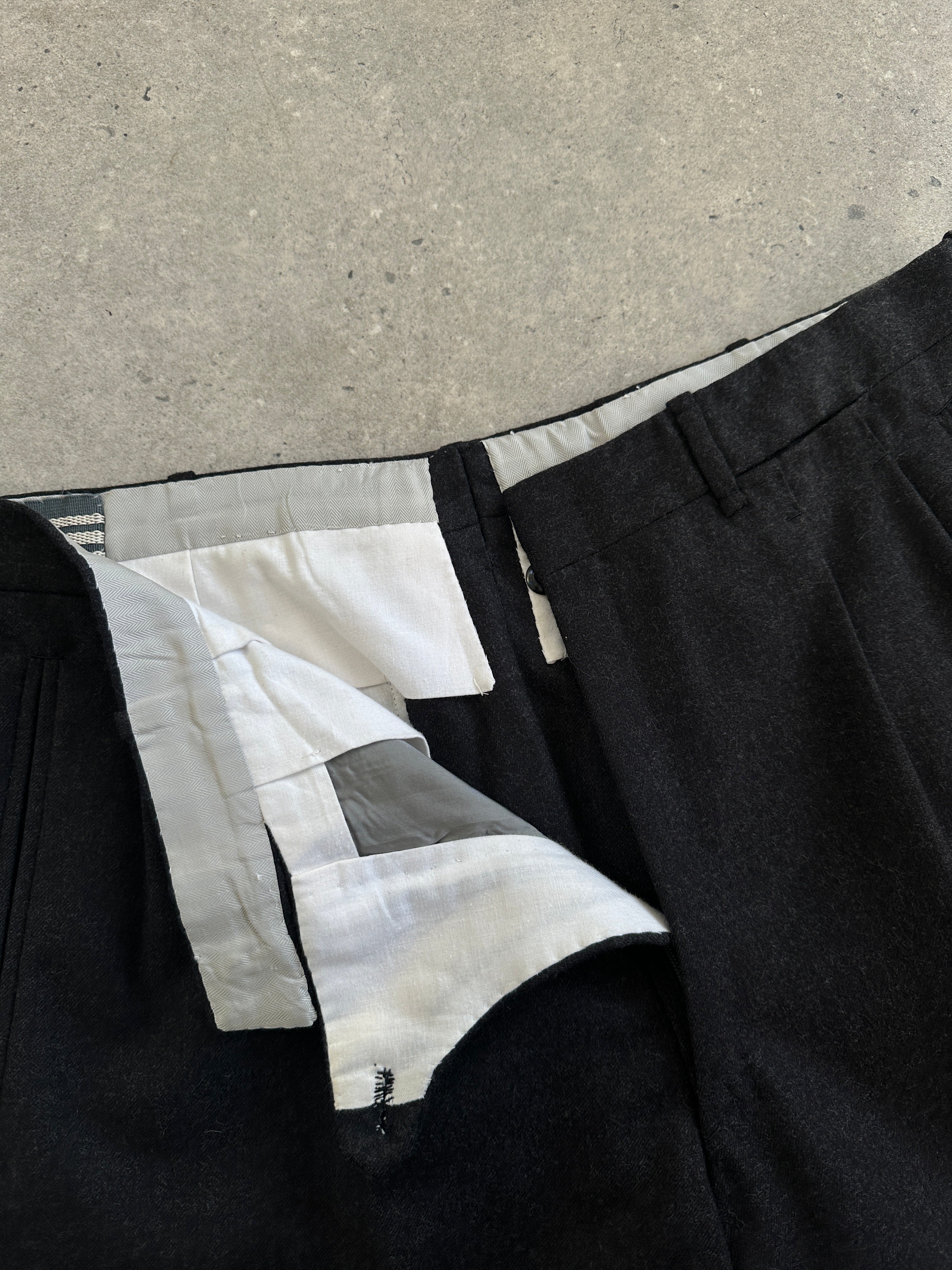 Italian Vintage 90s pure wool tailored trousers in size W32, featuring classic fit and high-quality craftsmanship.