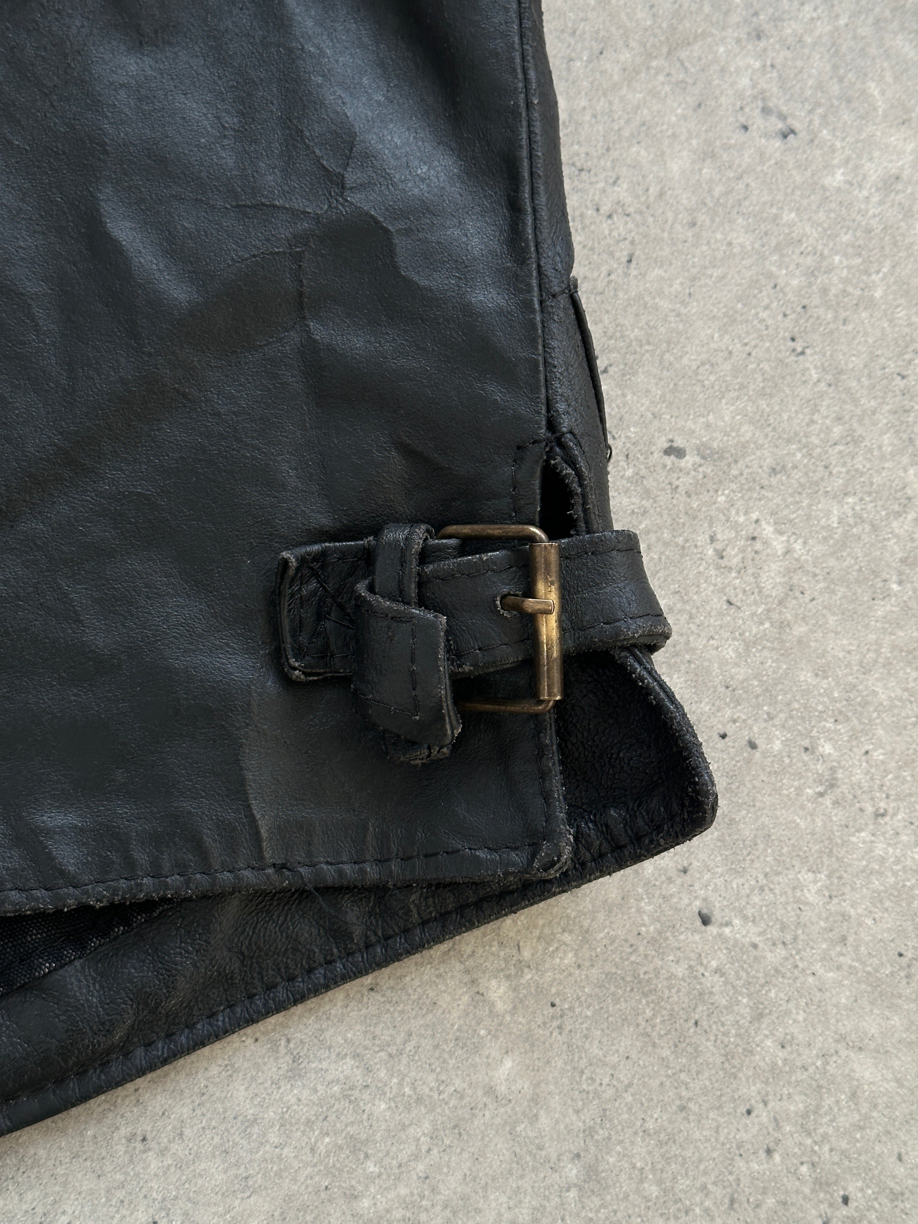 Vintage Italian vintage boxy leather jacket in M/L size, featuring classic design and distressed leather finish.