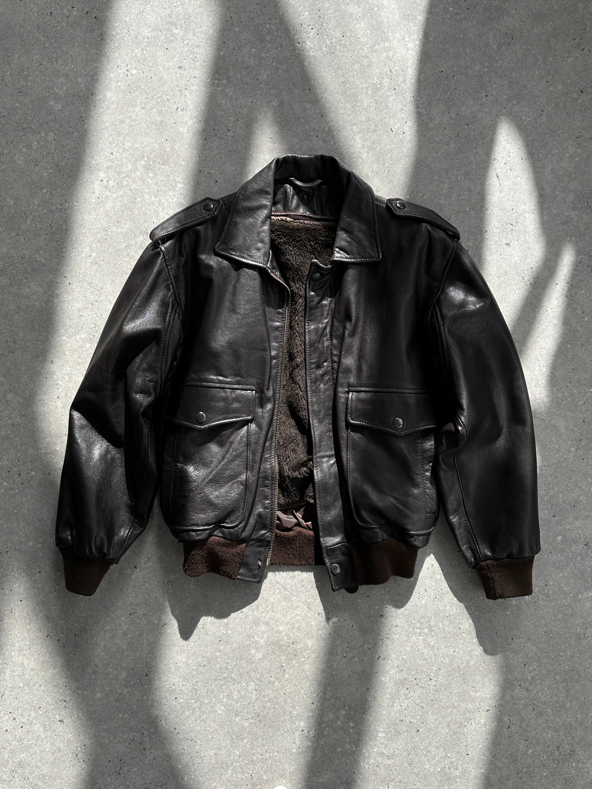 Vintage leather bomber jacket with removable faux fur lining, available in size S/M, stylish and warm outerwear.