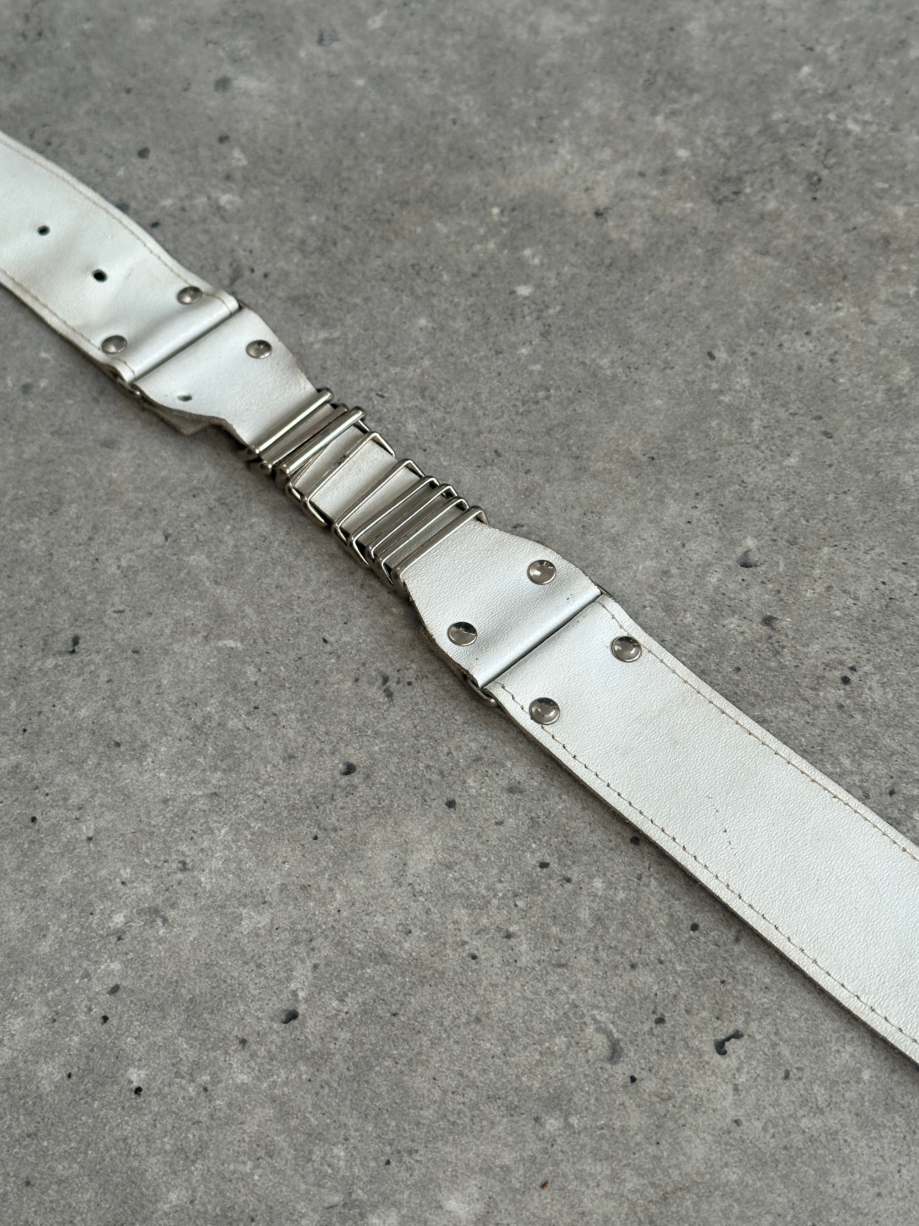 Vintage chrome hardware leather belt in W28-32 size, featuring classic design and durable craftsmanship.