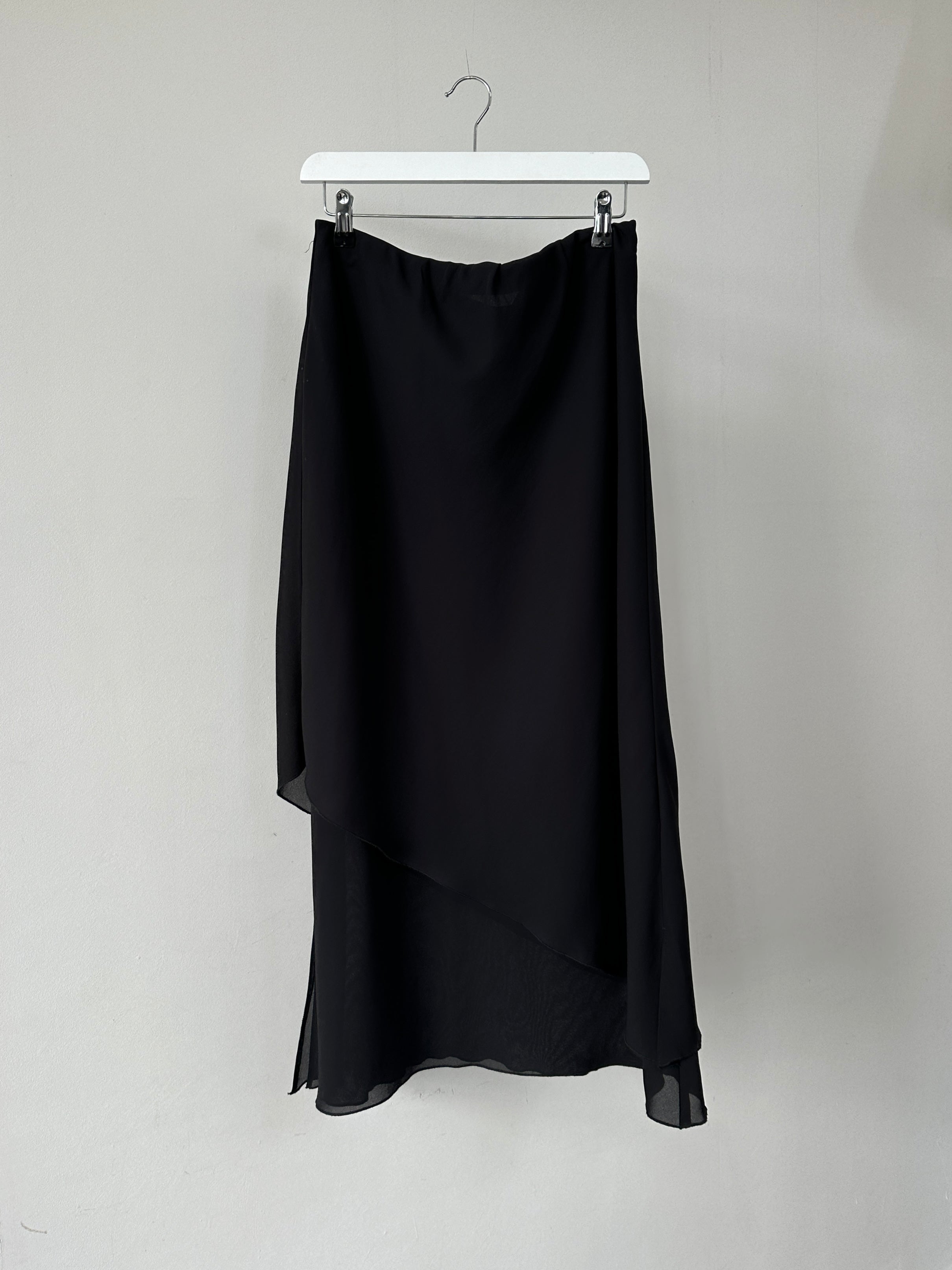 Vintage floaty double-layered midi skirt in soft fabric, featuring a flowing silhouette and adjustable waist for a stylish look.