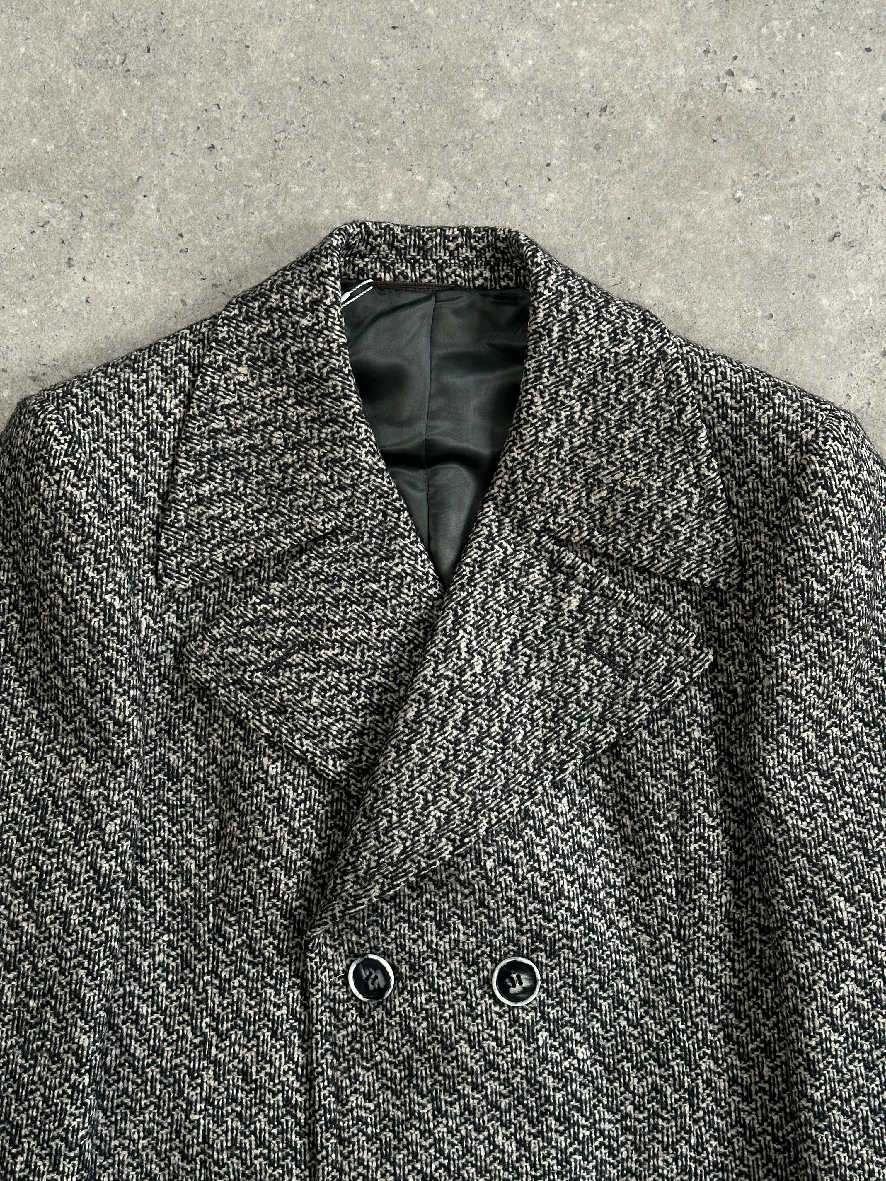 Vintage Italian 1990s pure wool double-breasted coat, size M, in classic style with tailored lapels and button closure.