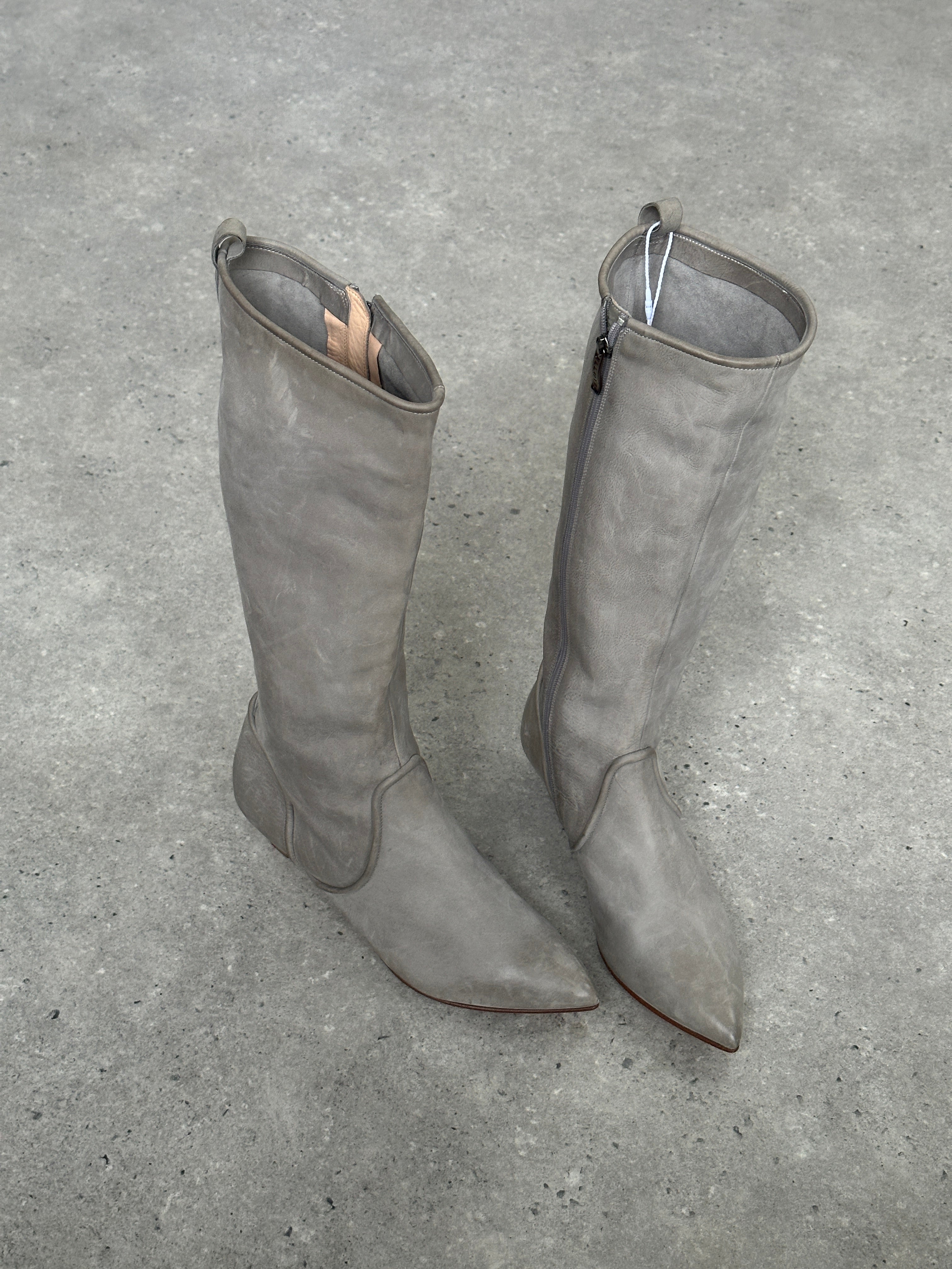 Vintage Italian vintage nubuck leather knee boots in UK 3.5 / EUR 4.5, featuring classic design and knee-high style.