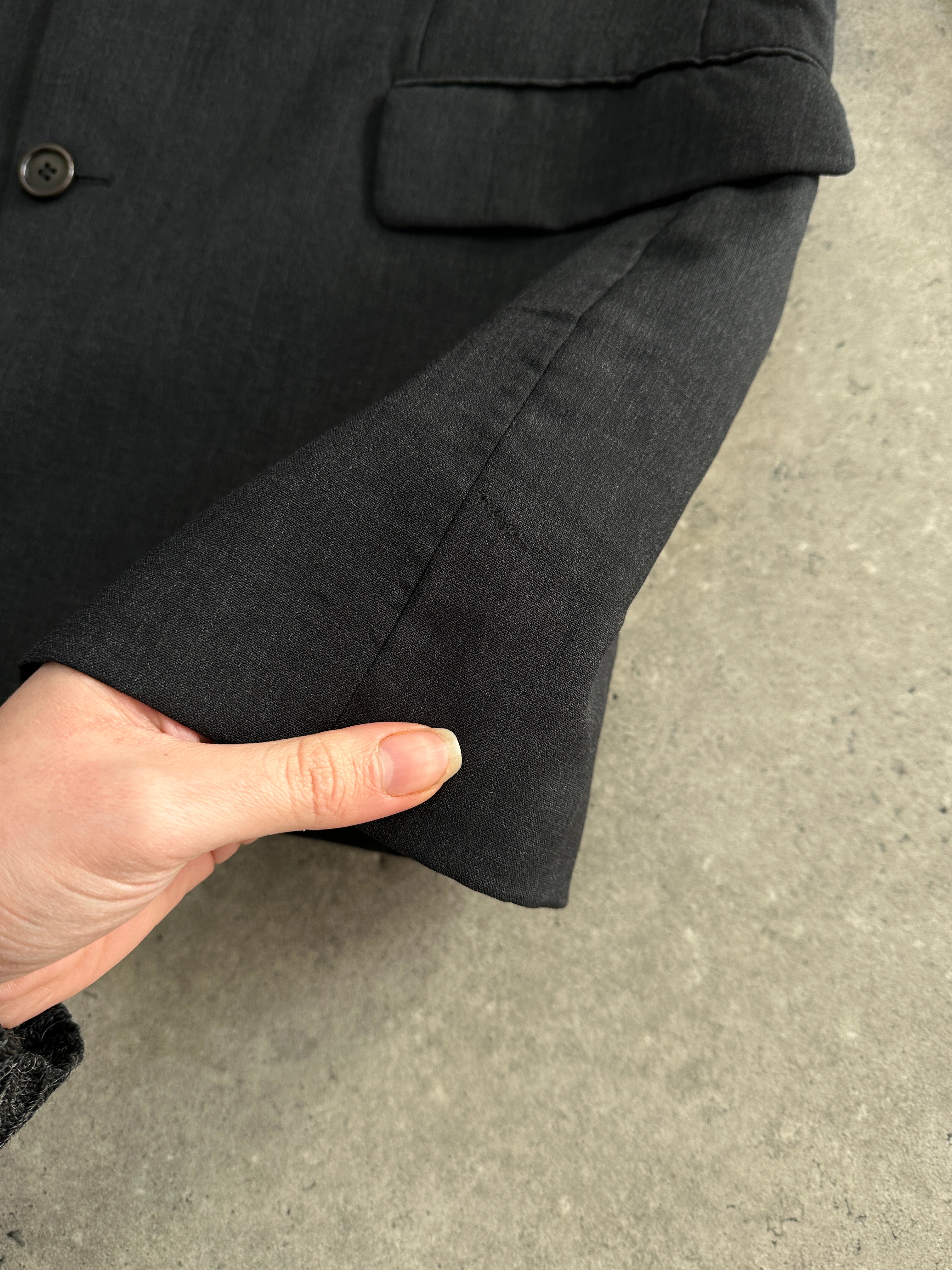 Hugo Boss virgin wool single-breasted blazer in size 42R/XL, tailored fit with notch lapel and classic design.