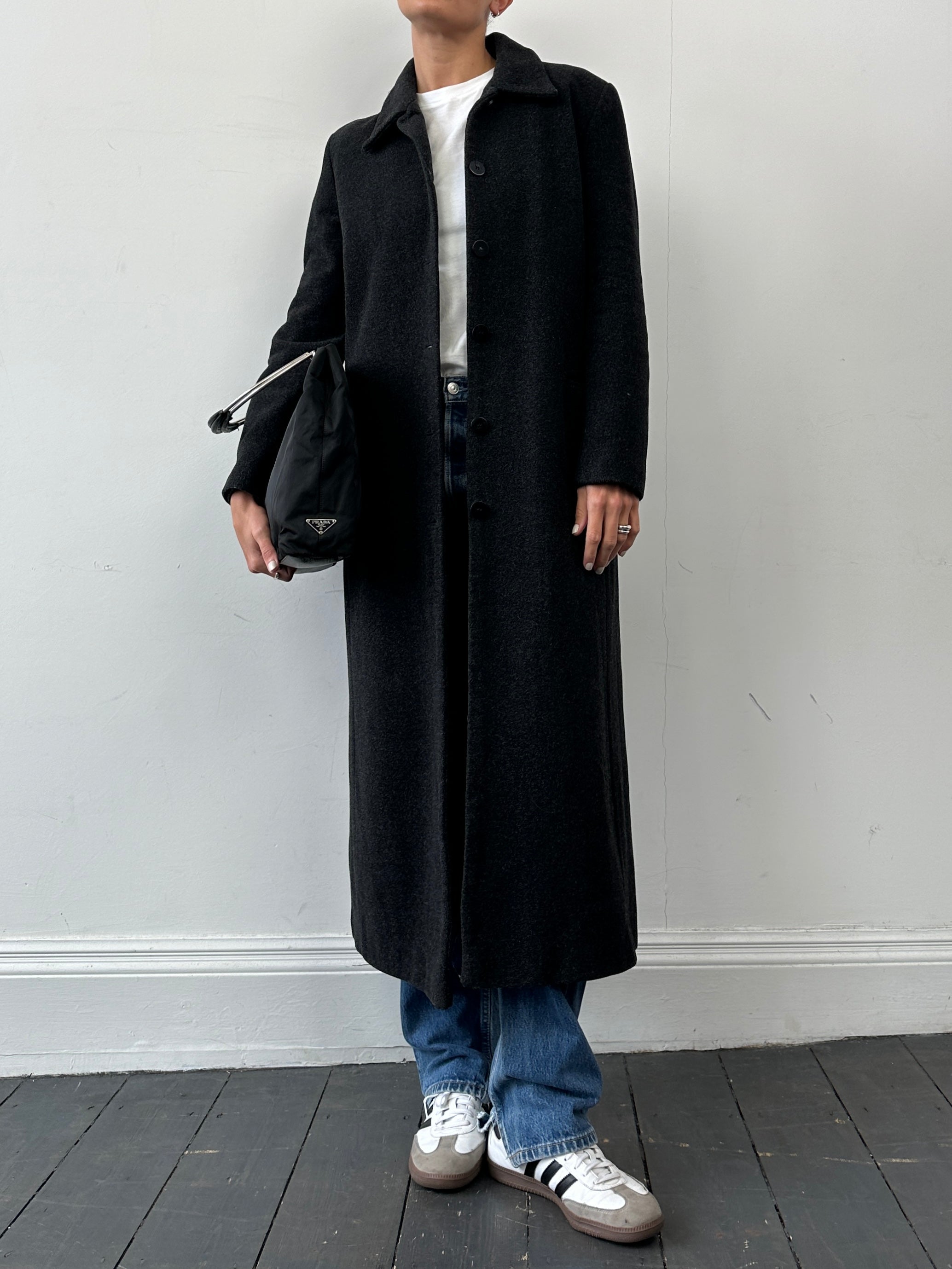 Vintage wool coat, floor-length single-breasted design in size M, featuring classic tailoring and a timeless vintage style.