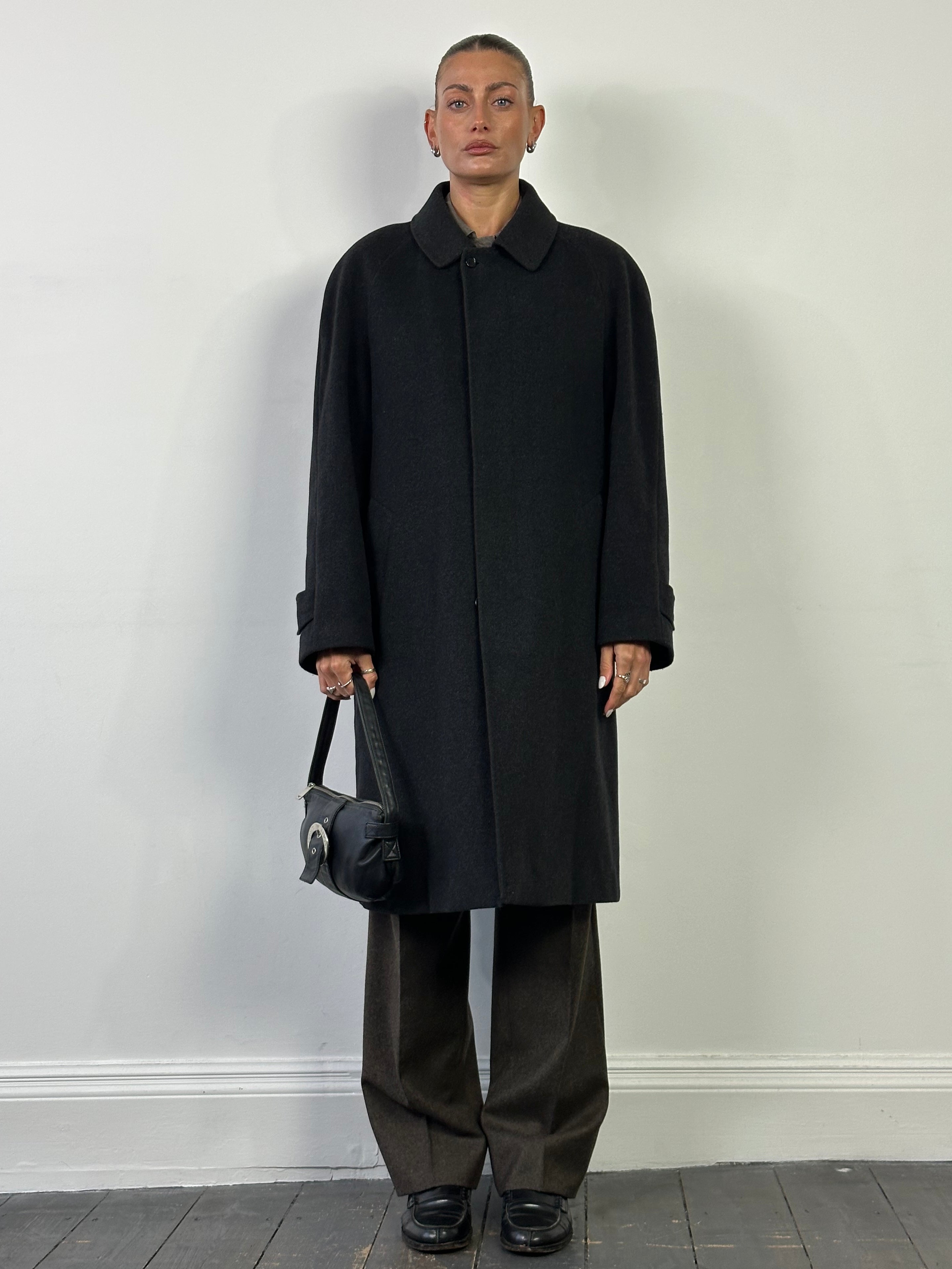 Vintage Italian wool and cashmere coat with concealed placket in size L/XL, featuring a classic tailored design.