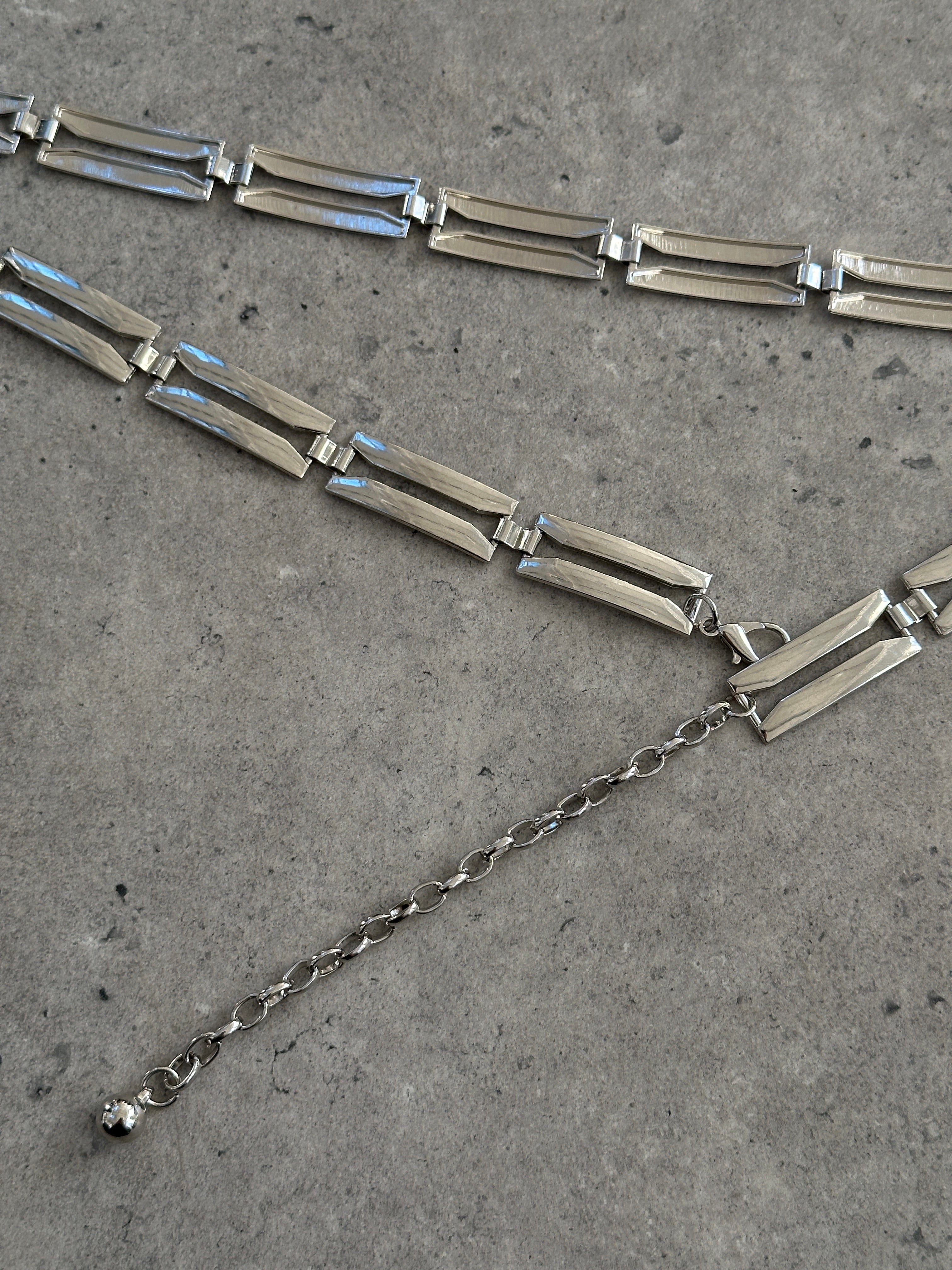 Vintage 2000s metal chain belt with adjustable one-size fit, featuring bold metal links for a retro accessory look.