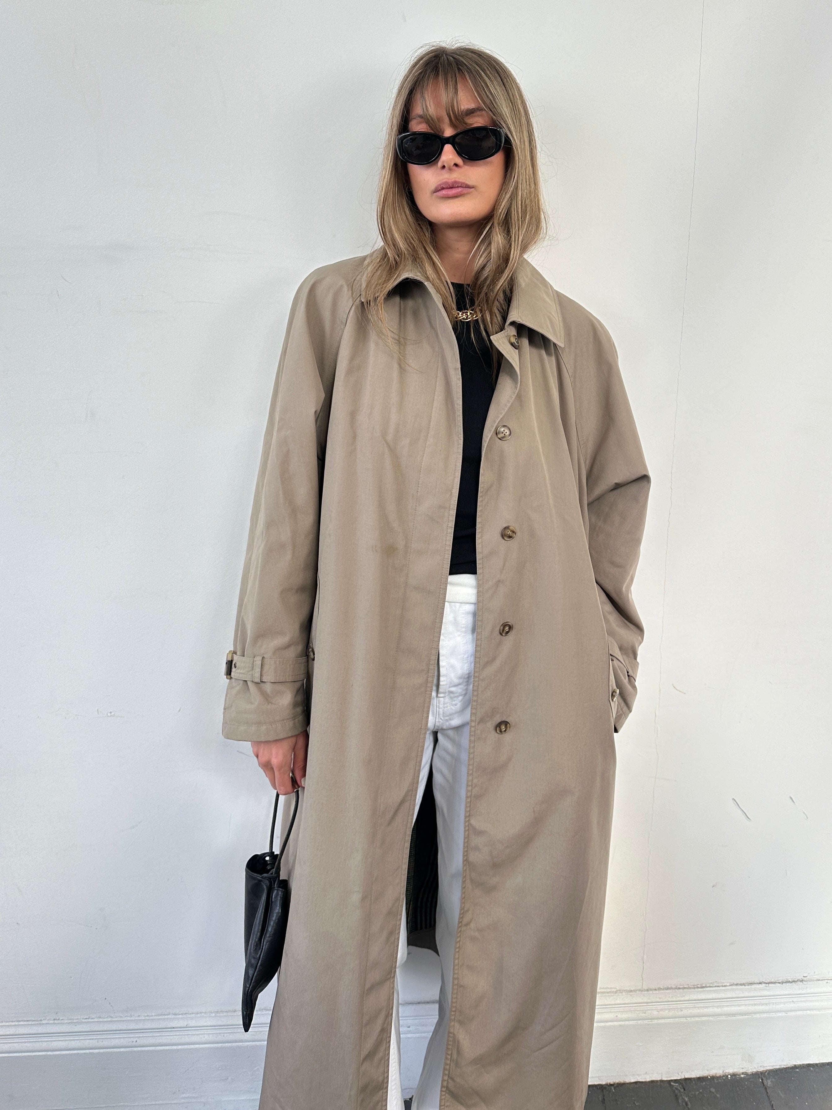 Vintage water-resistant trench coat with concealed placket, available in M/L, stylish and classic outerwear for men and women.