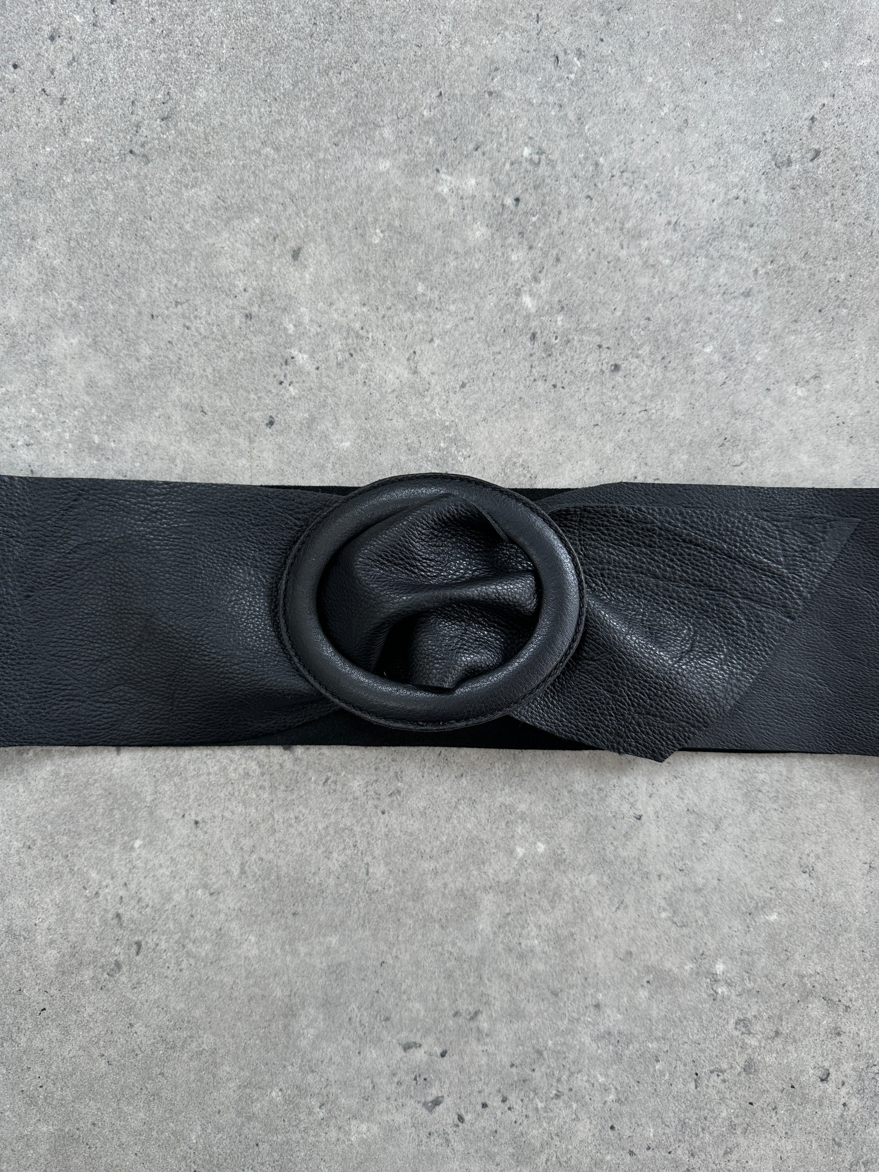 Vintage 2000s oval leather chunky belt in black, featuring a wide oval buckle, size XS-M, with a textured leather finish.