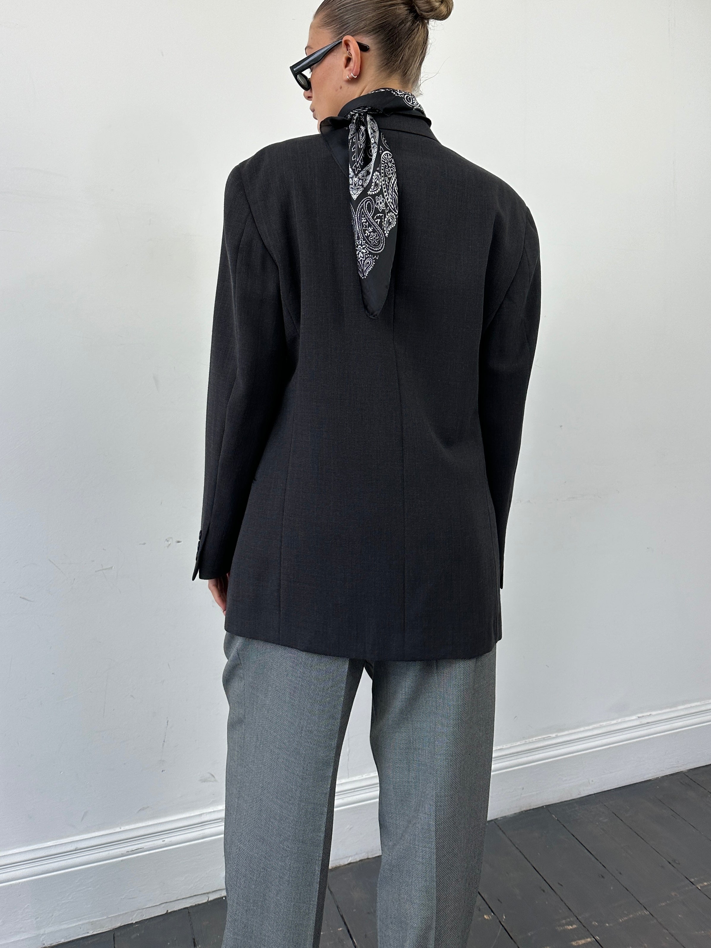 Giorgio Armani Le Collezioni pure wool single-breasted blazer in size 40R/L, tailored fit, dark navy color, lapel details, front buttons