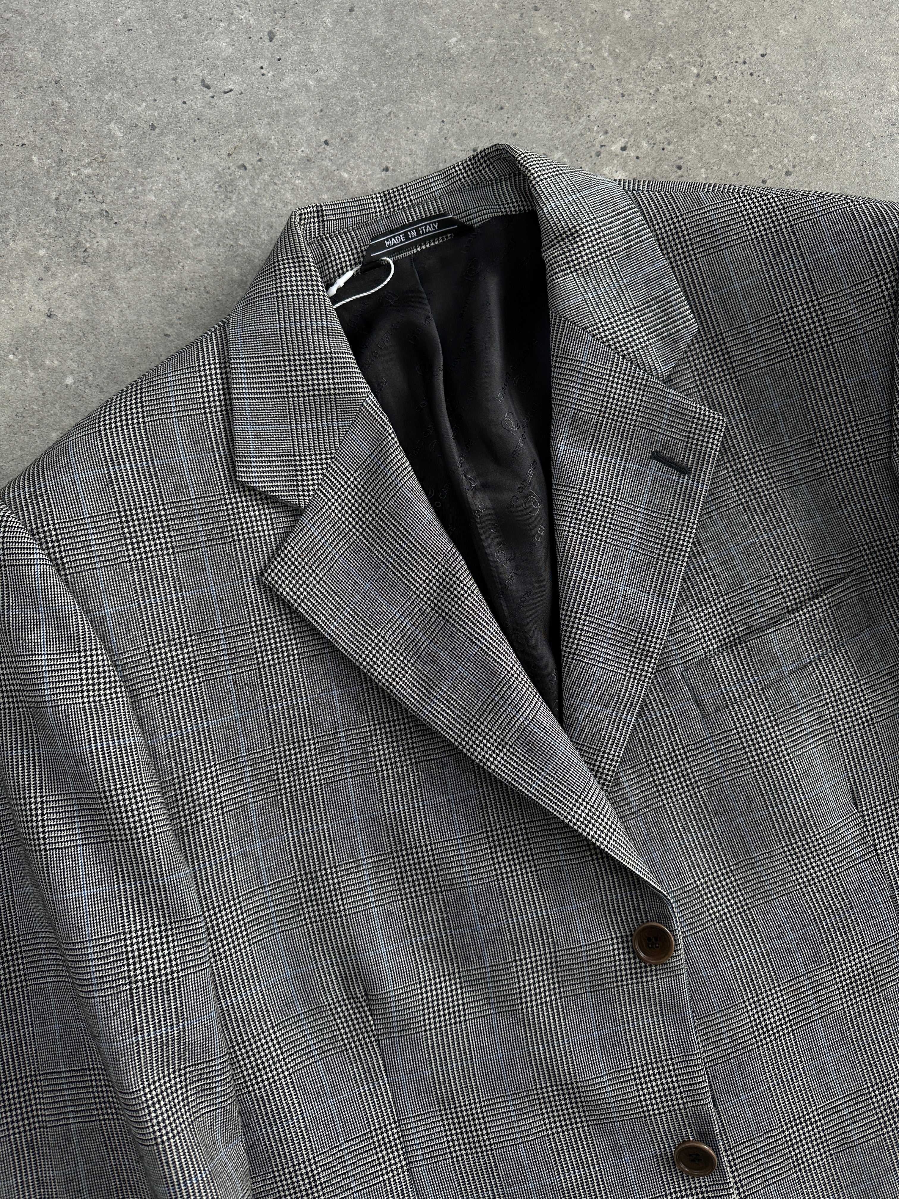 Vintage Italian vintage wool check blazer in size 42R/L, single-breasted with classic tailored design and button closure.
