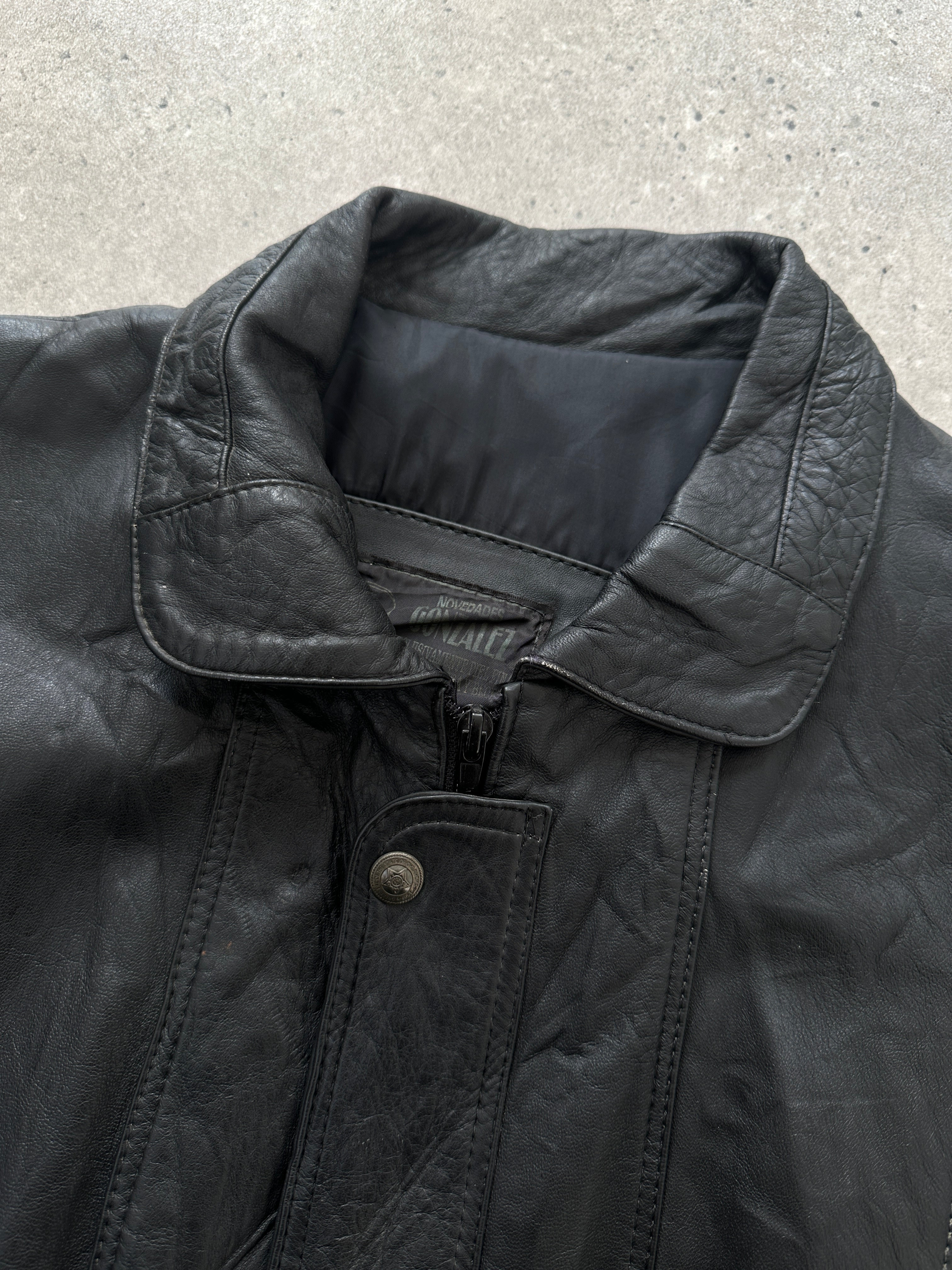Vintage leather bomber jacket in M/L size, featuring classic design with a worn-in leather look and ribbed cuffs and collar.