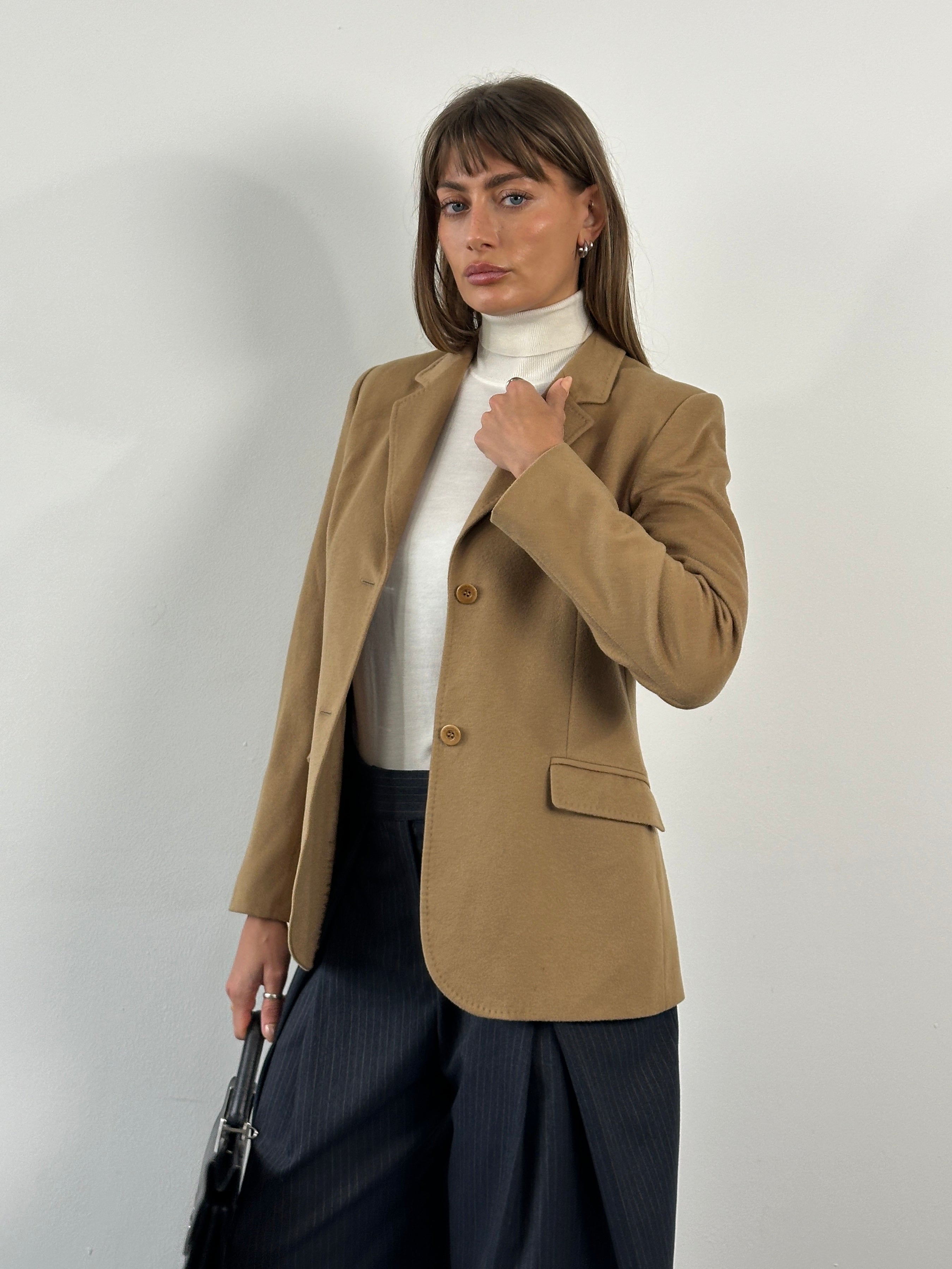 Burberry 2000s brushed pure wool single-breasted blazer in size S/M, featuring a classic tailored fit and timeless design.