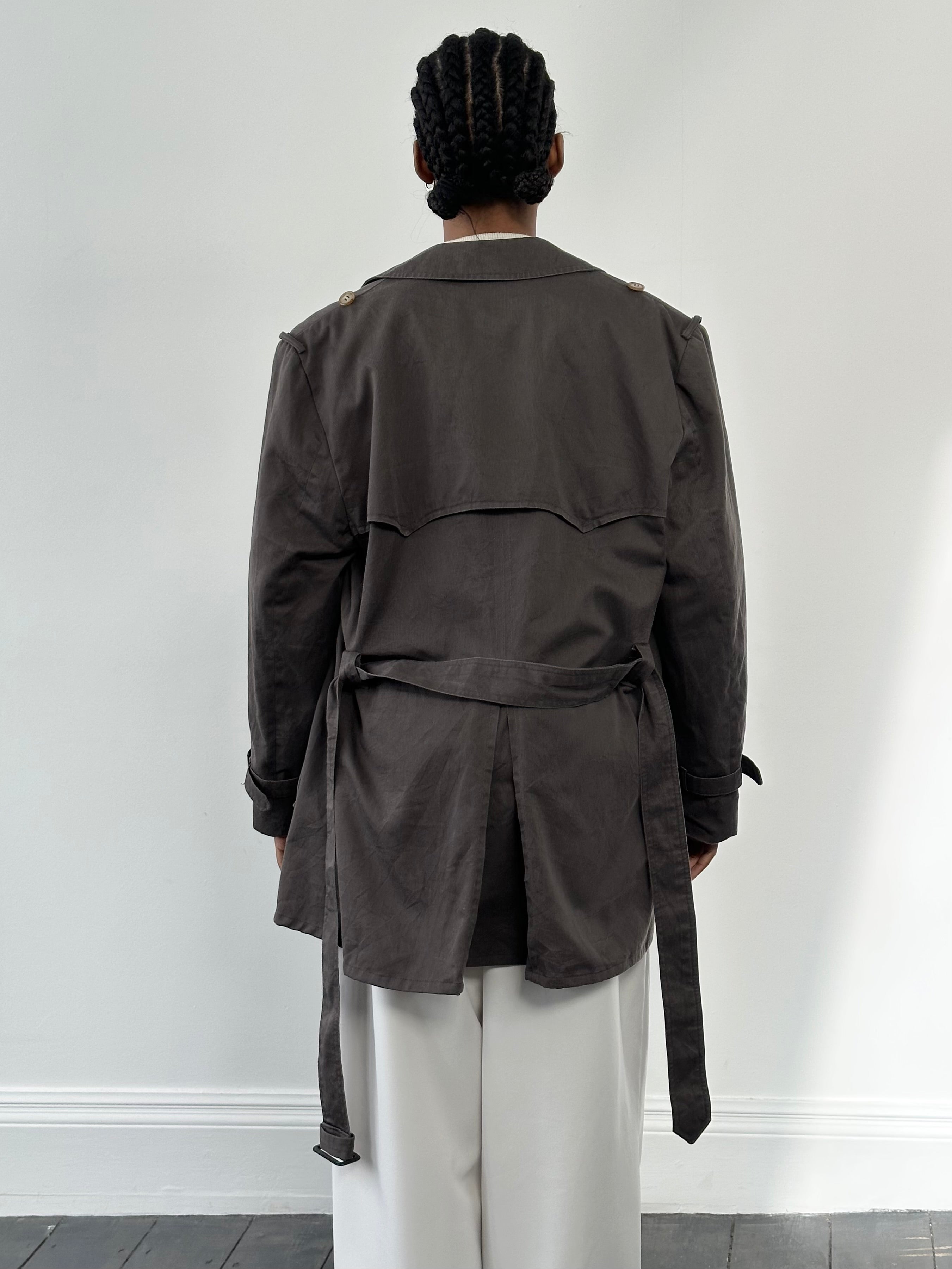 Christian Dior Le Connaisseur 1980s cropped cotton belted trench coat with wide collar and classic silhouette, size M/L.