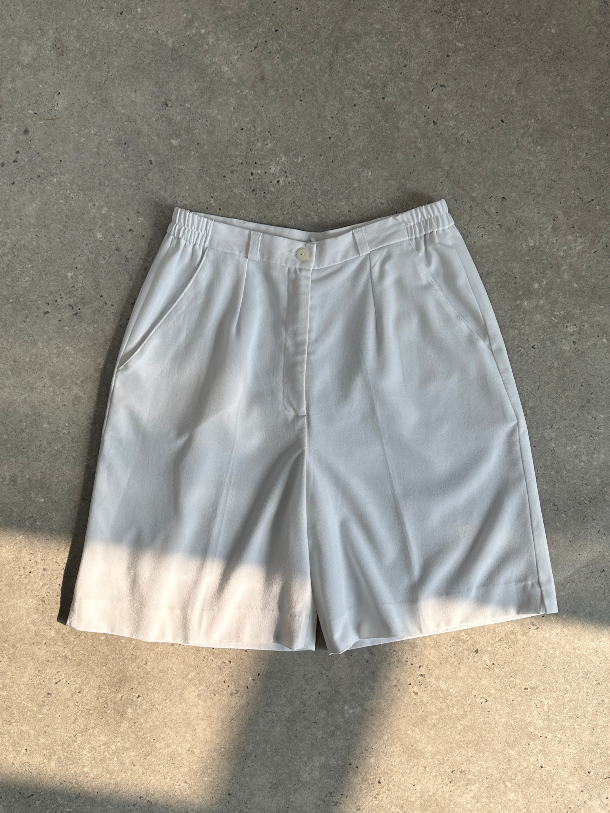 Vintage brand vintage pleated Bermuda shorts in size W26-28, featuring a classic design and comfortable fit.