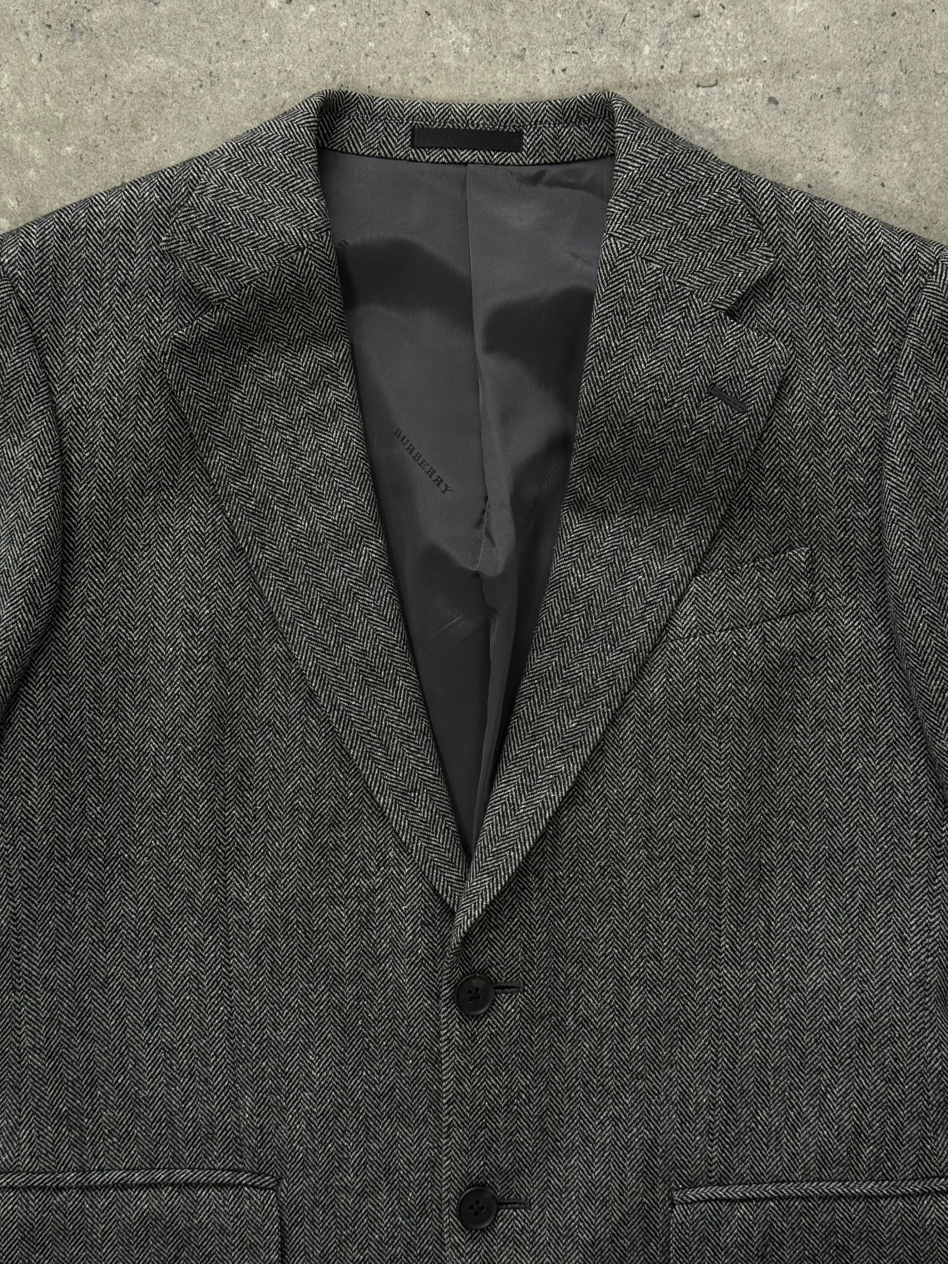 Burberry 1990s herringbone wool silk single-breasted blazer, size 36S/S, with classic tailored fit and vintage British style.