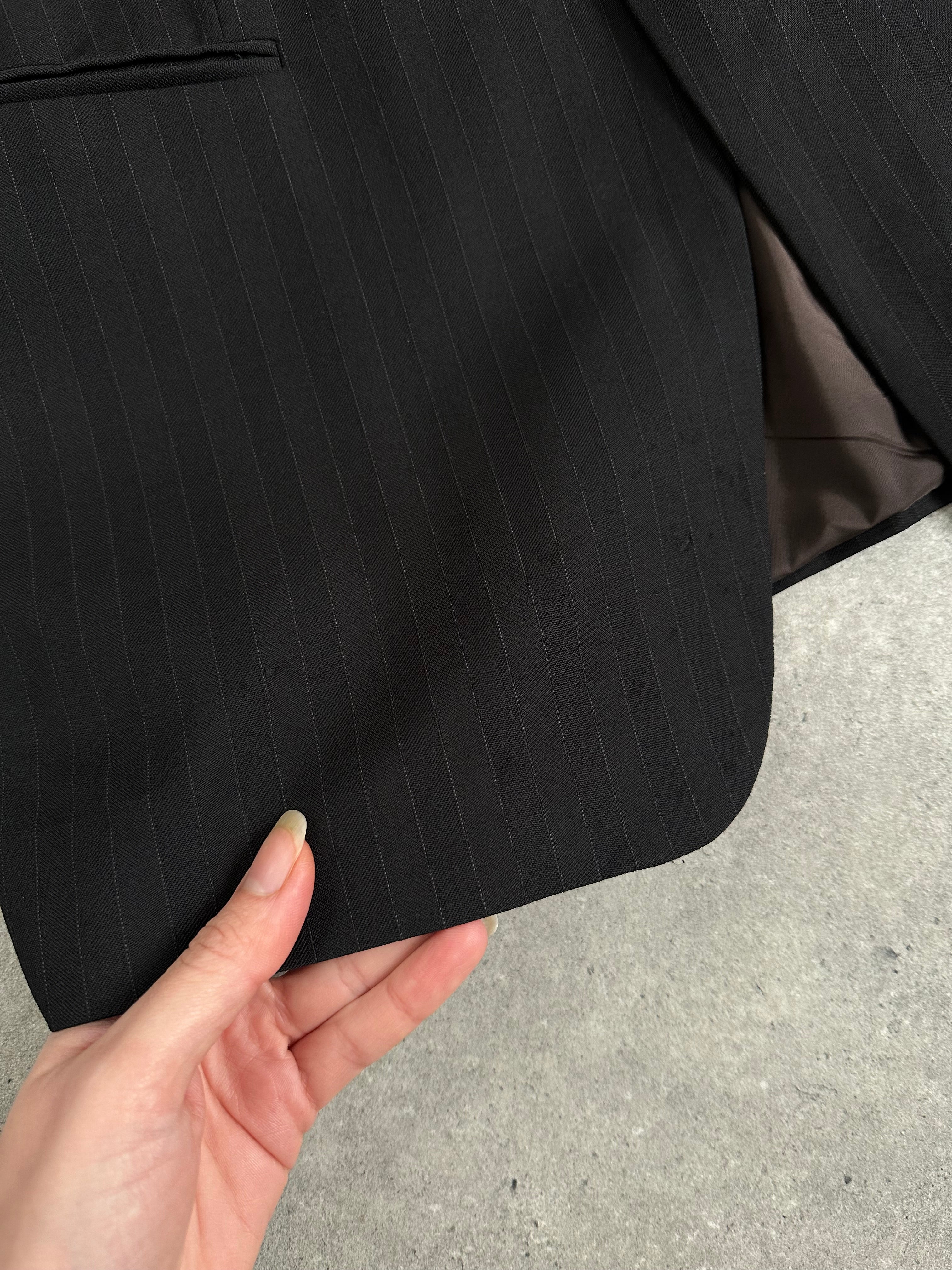 Armani Collezioni 2000s pure wool pinstripe blazer in size 40R/L, tailored men's blazer with classic pinstripe pattern and structured fit.