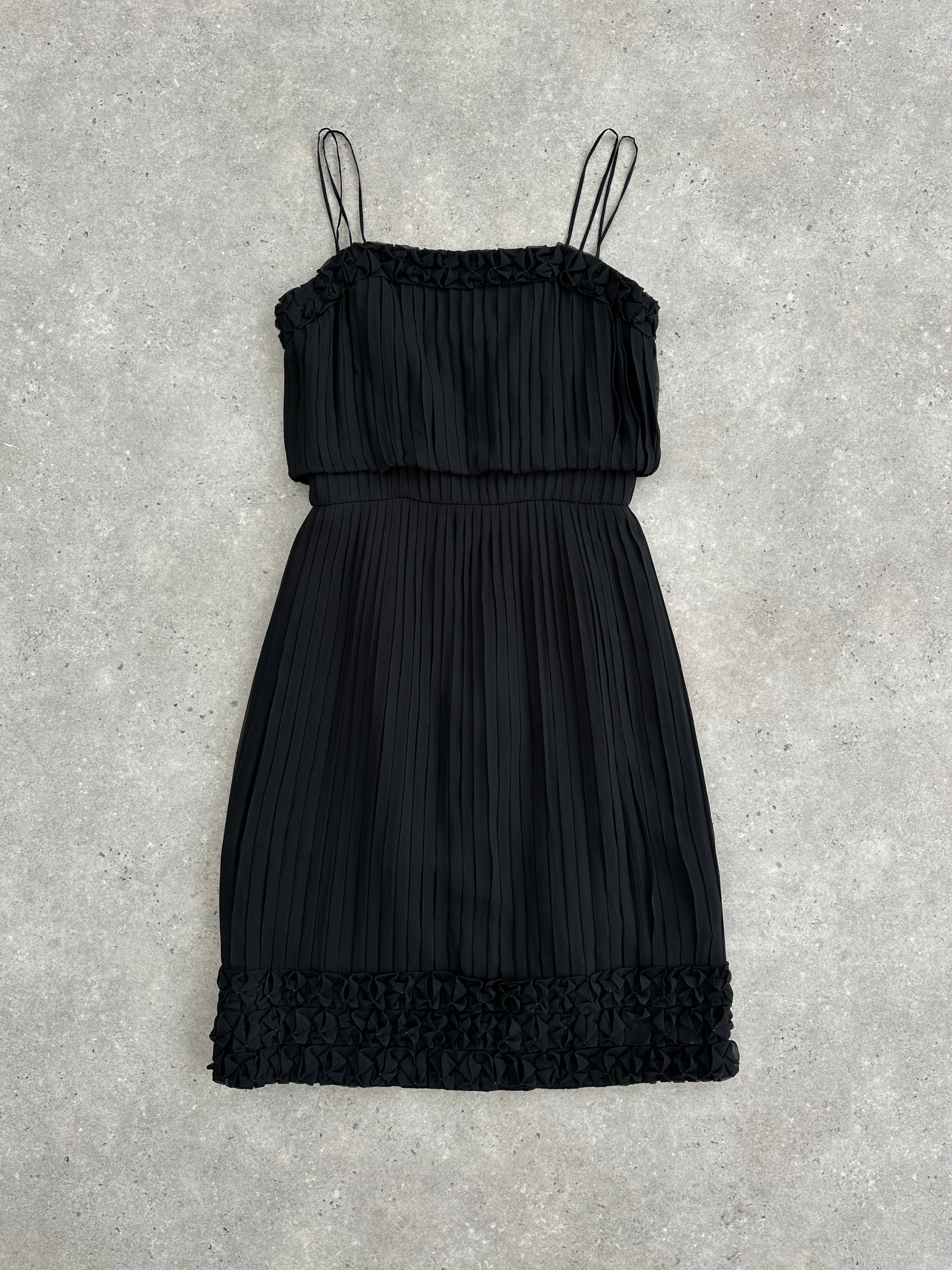 Vintage Italian vintage pleated midi dress in size M, showcasing elegant pleats and classic design in a full-length view.