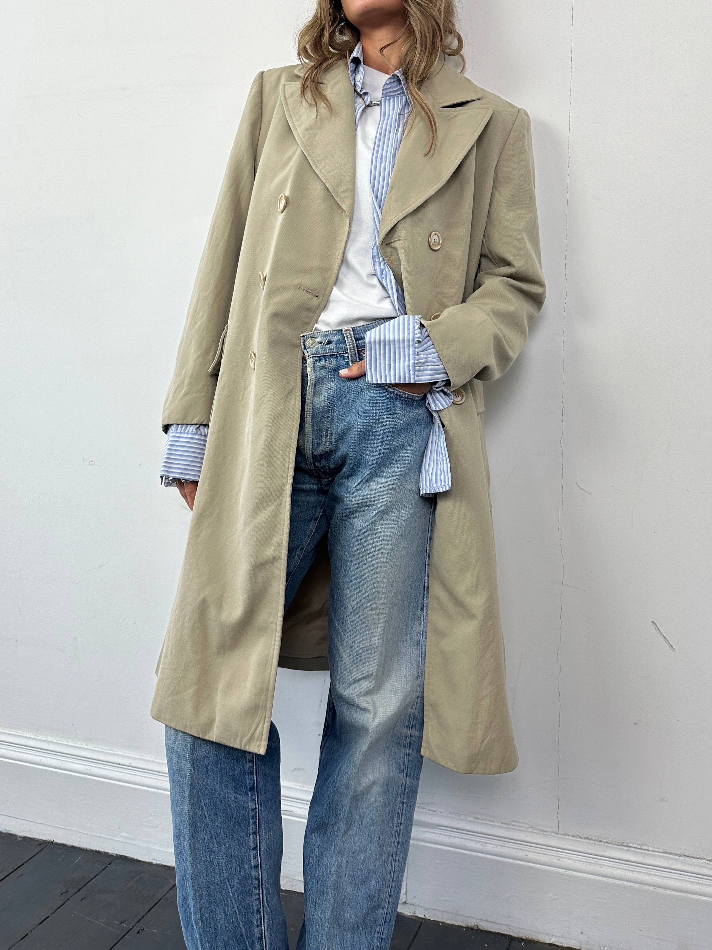 Levi’s faded straight-leg denim jeans in size W32, showcasing a relaxed fit with distressed details and classic five-pocket styling.