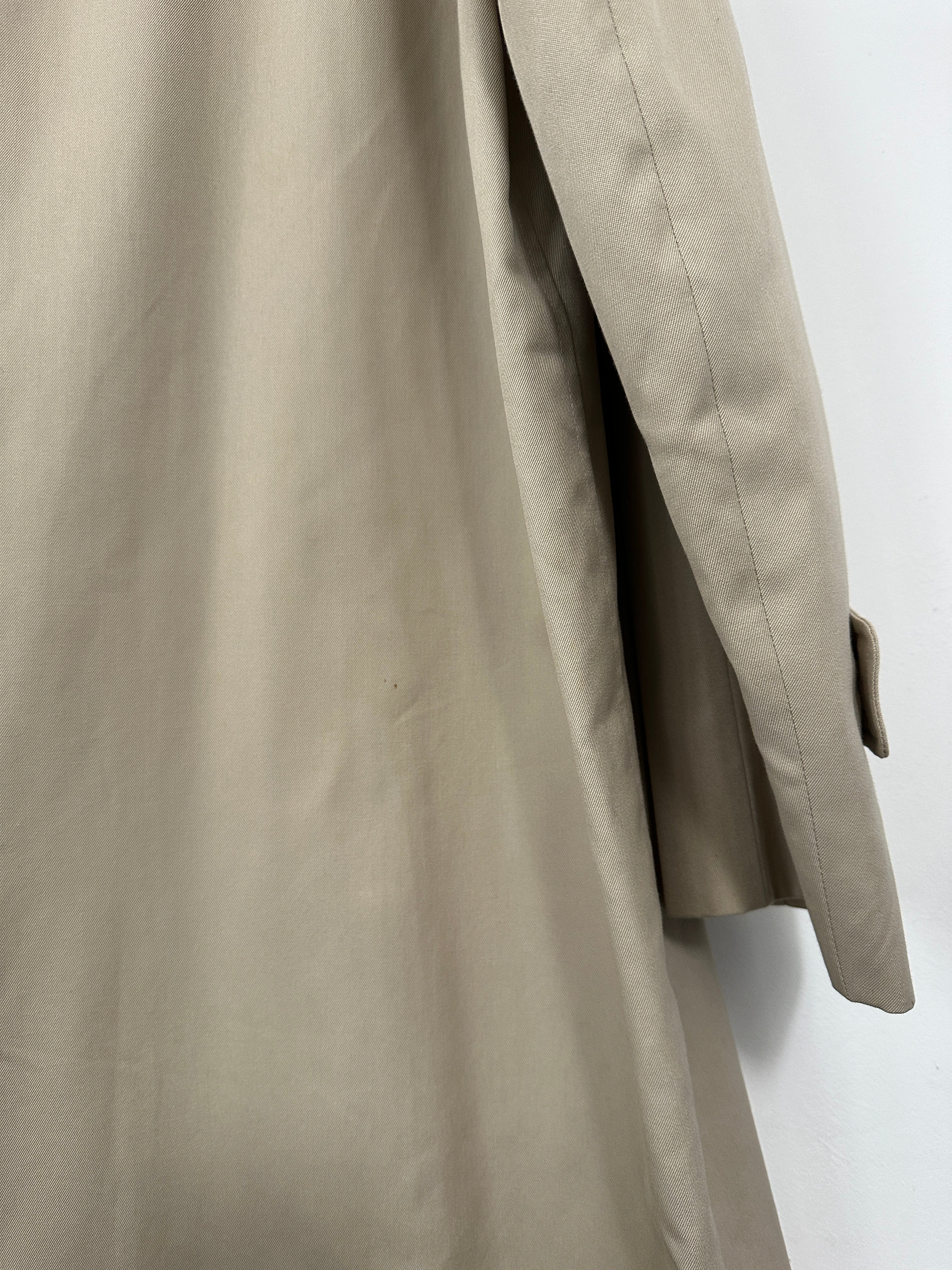 Aquascutum cotton trench coat with concealed placket in XXL, featuring a classic design and tailored fit.