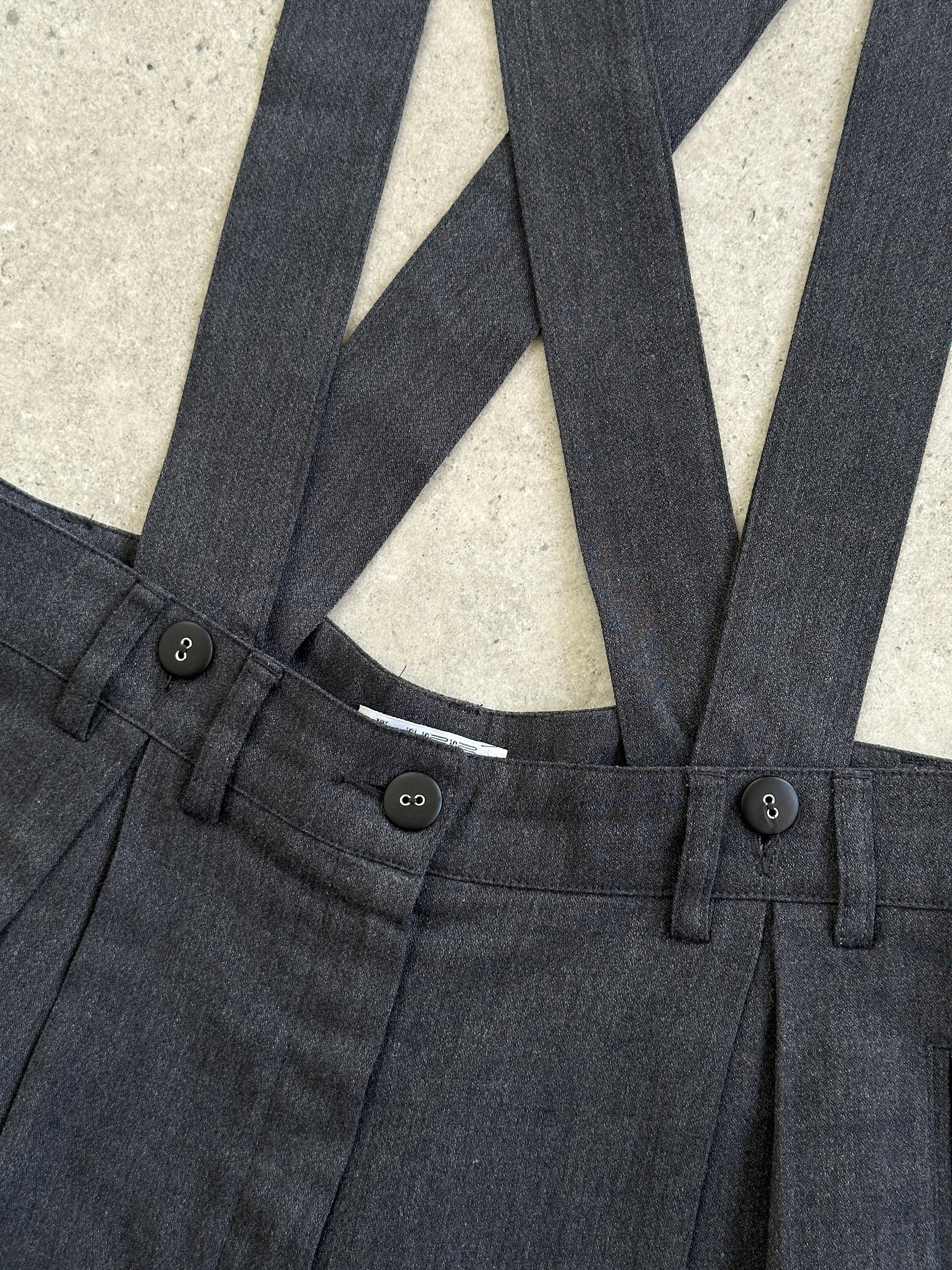 Vintage 1990s pleated tailored trousers with adjustable braces, size W26, classic vintage style, made from durable fabric.