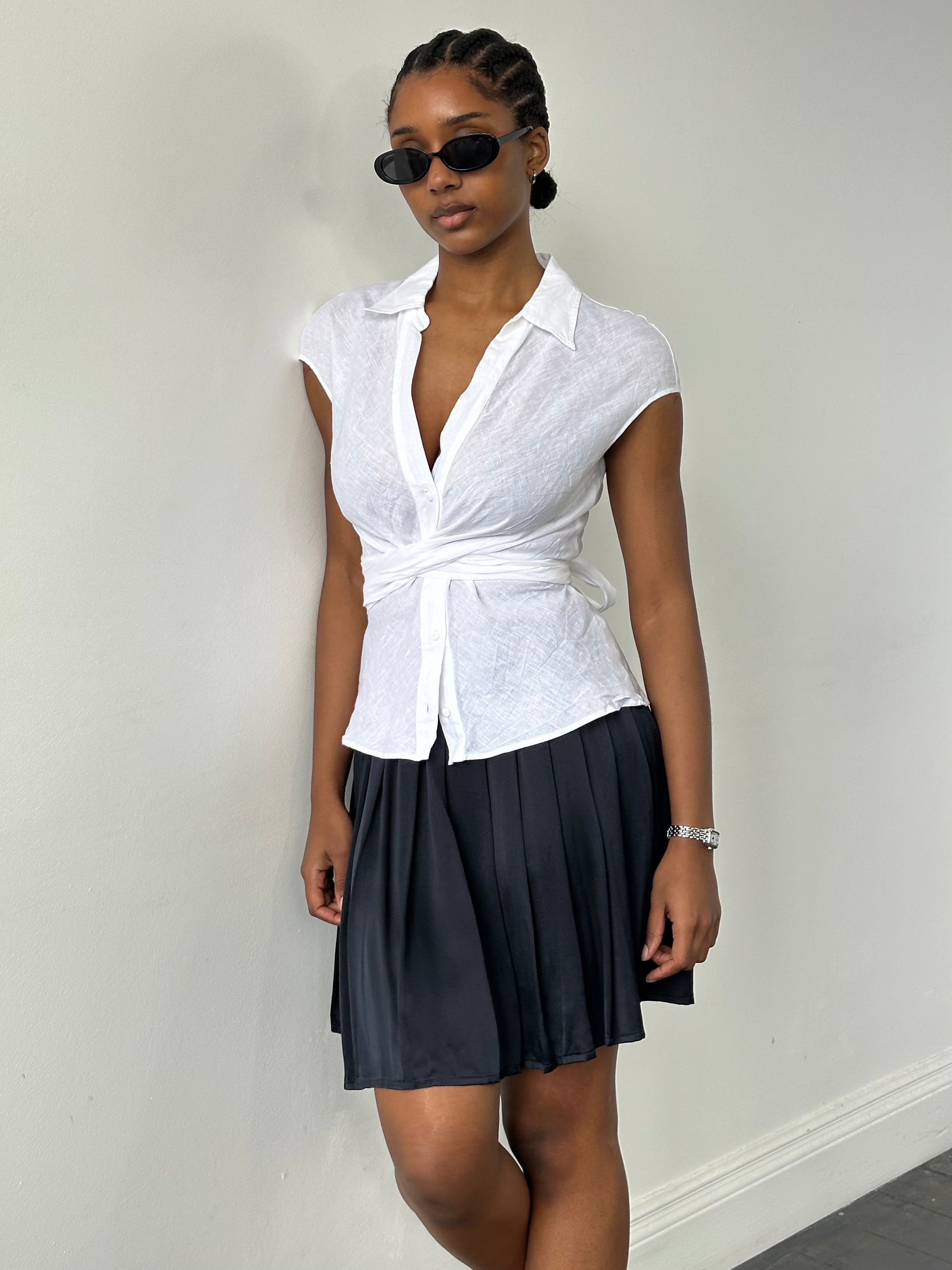 Vintage Italian 1990s pure silk pleated skirt in W24, showcasing elegant fabric and classic design.