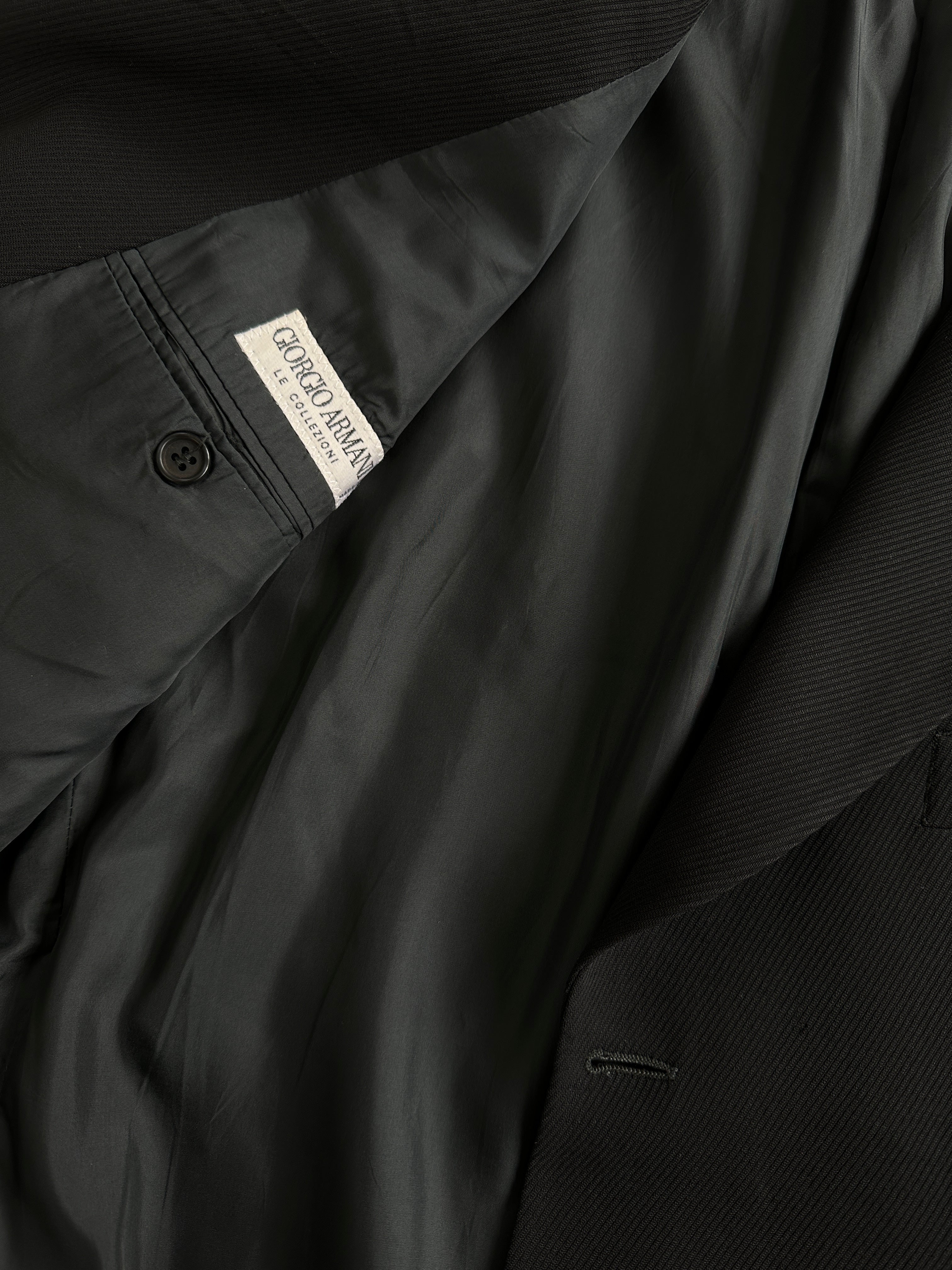Giorgio Armani pure wool twill single-breasted blazer in size 40R/L, tailored fit with classic lapel and button closure.