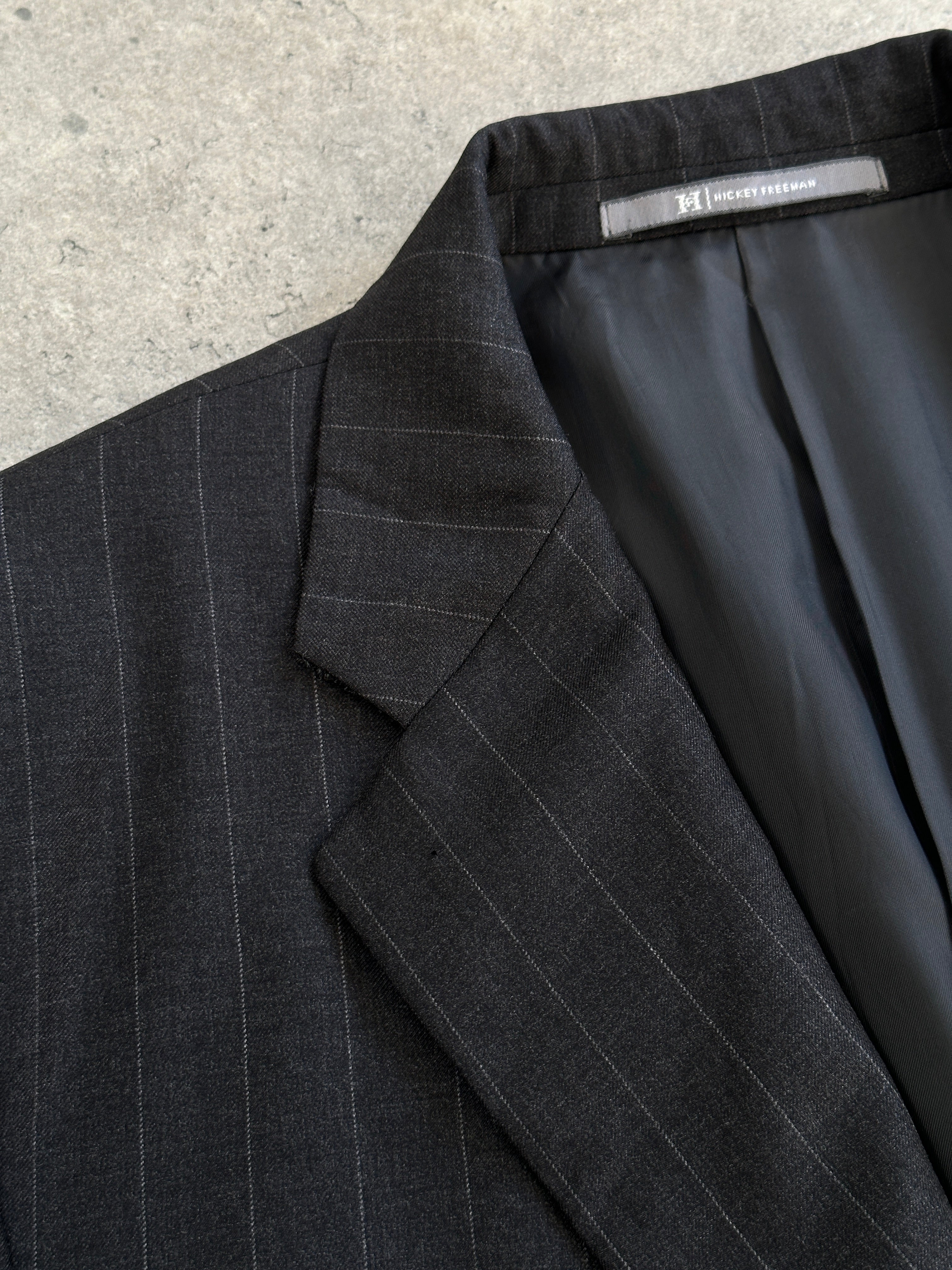 Hickey Freeman x Loro Piana 1990s pure Tasmanian wool single-breasted blazer in size 42L/XL, dark tailored jacket, front view.