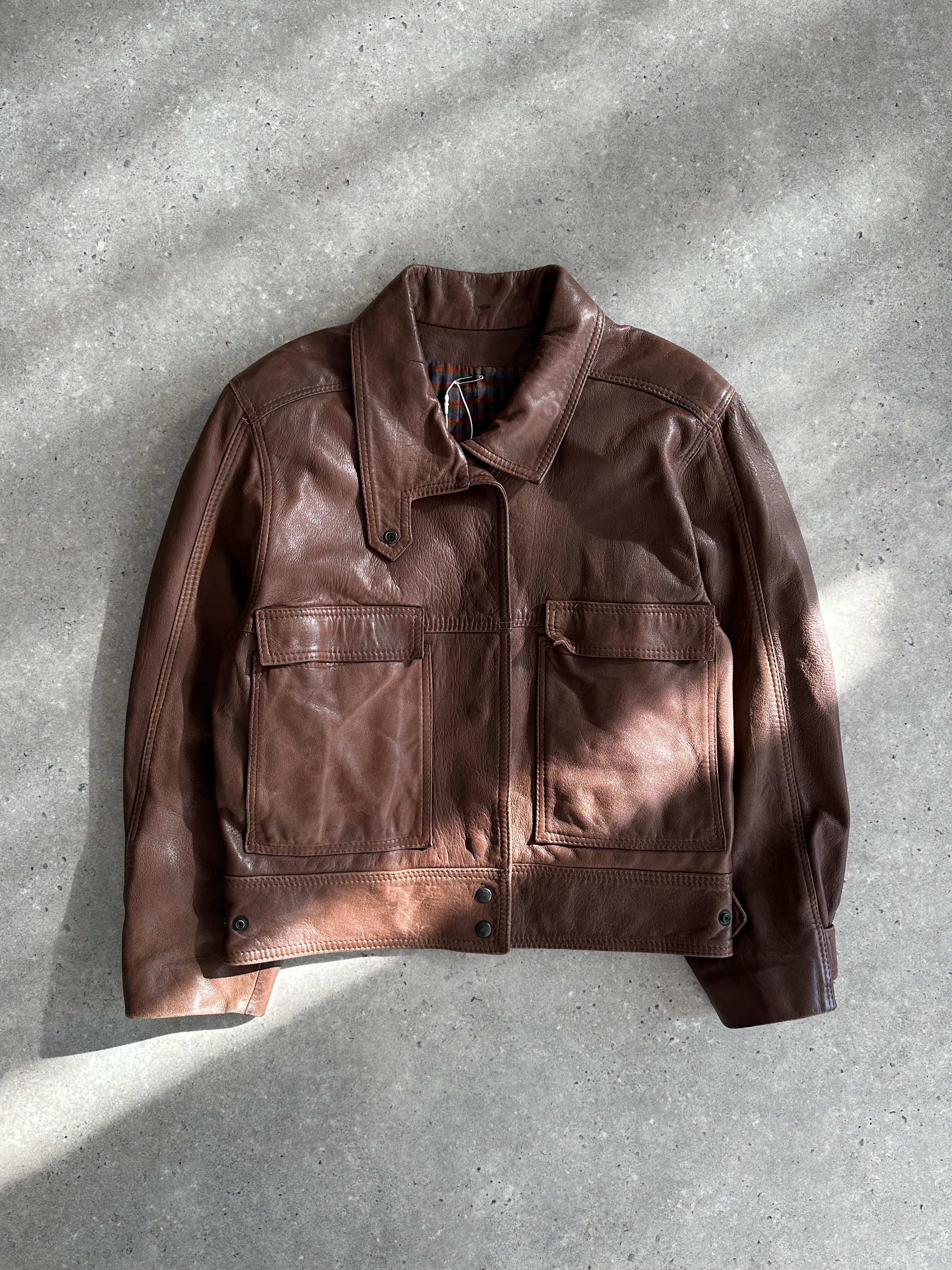 Vintage cropped leather jacket with classic design, featuring a fitted S/M size and stylish details visible in the image.