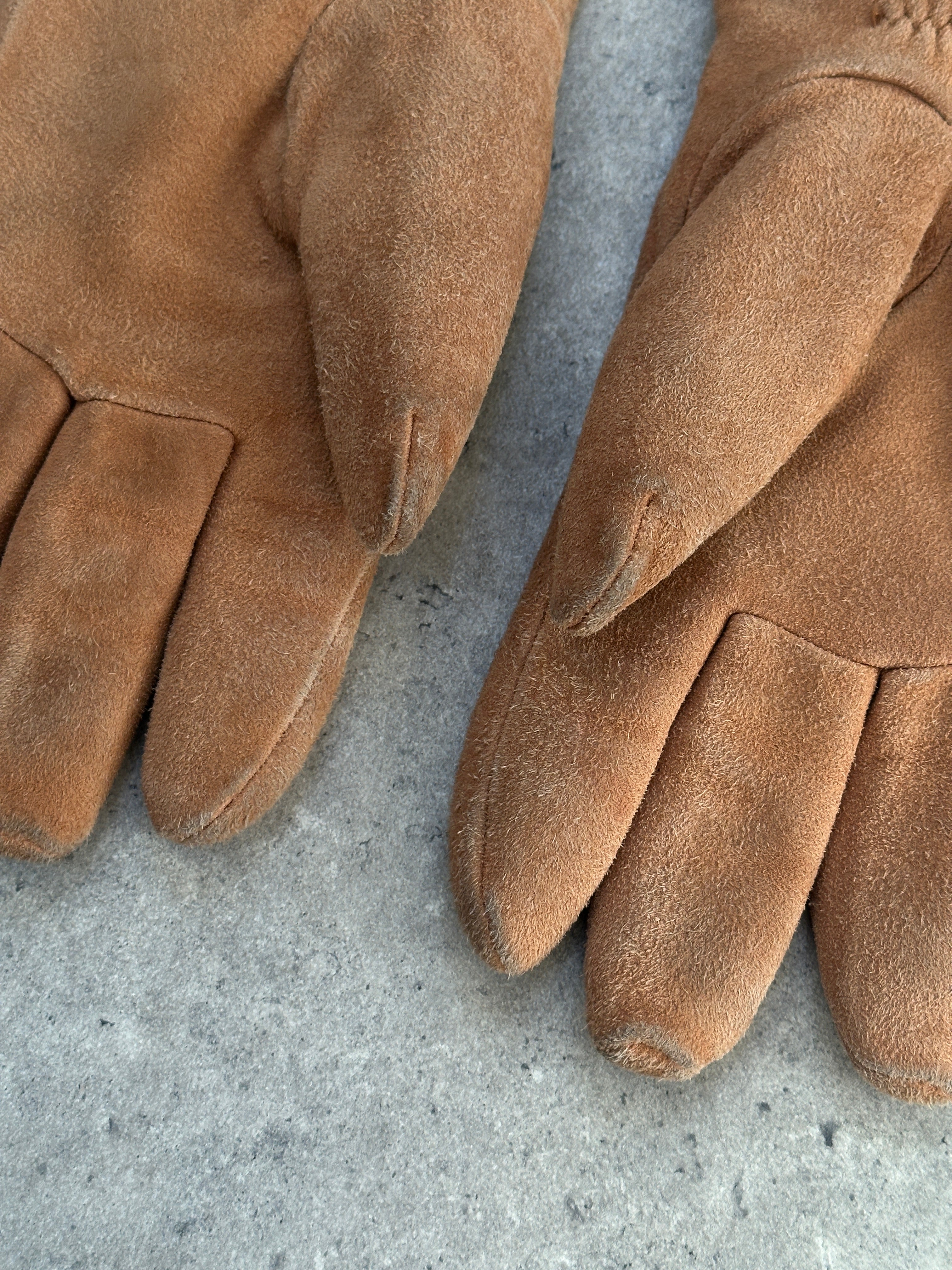 Vintage suede gloves in size L/XL, showing soft, textured material and classic design for stylish winter wear.