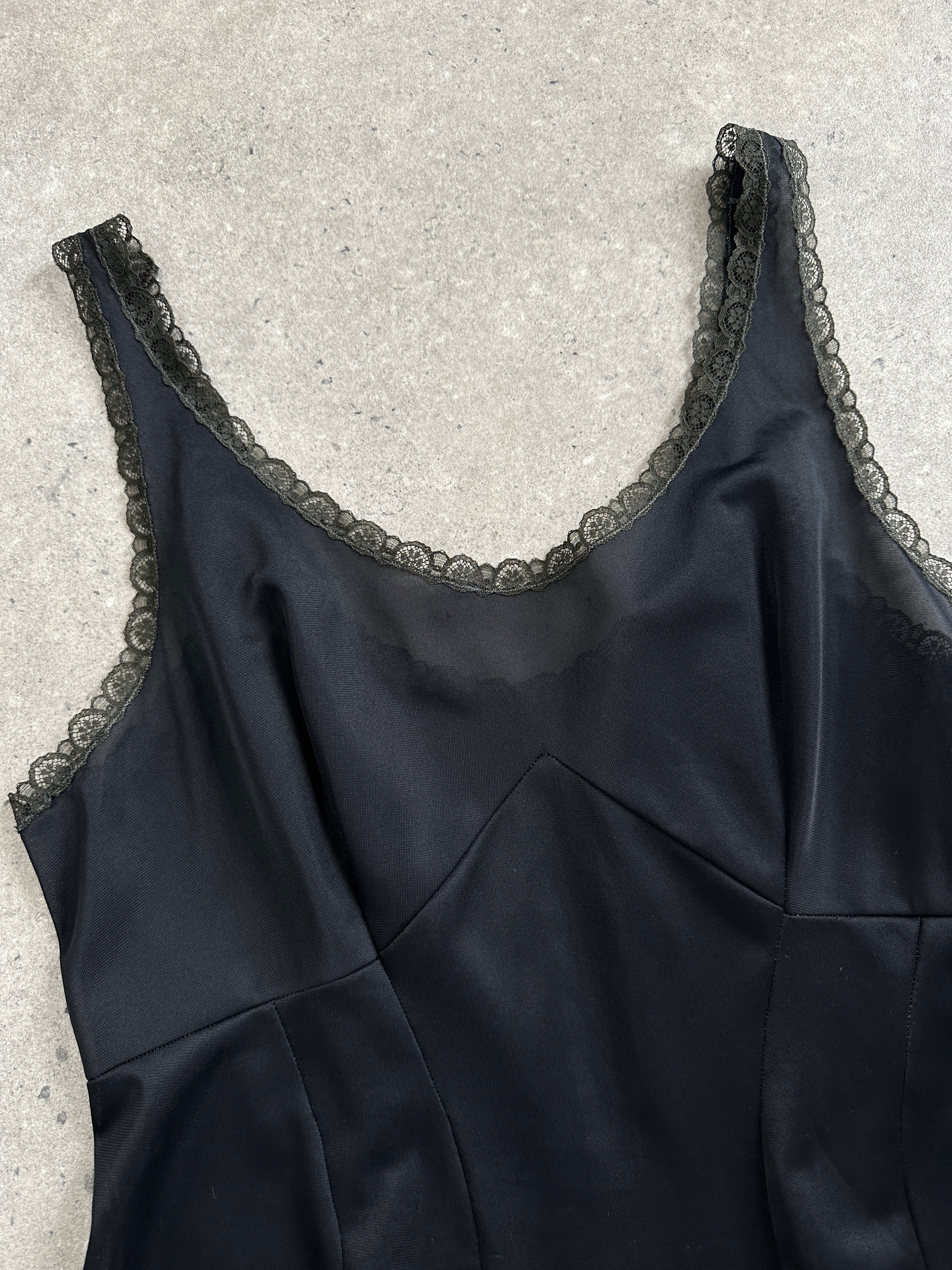 Vintage 1990s lace mini slip dress in size M, featuring delicate lace details and a classic 90s style.