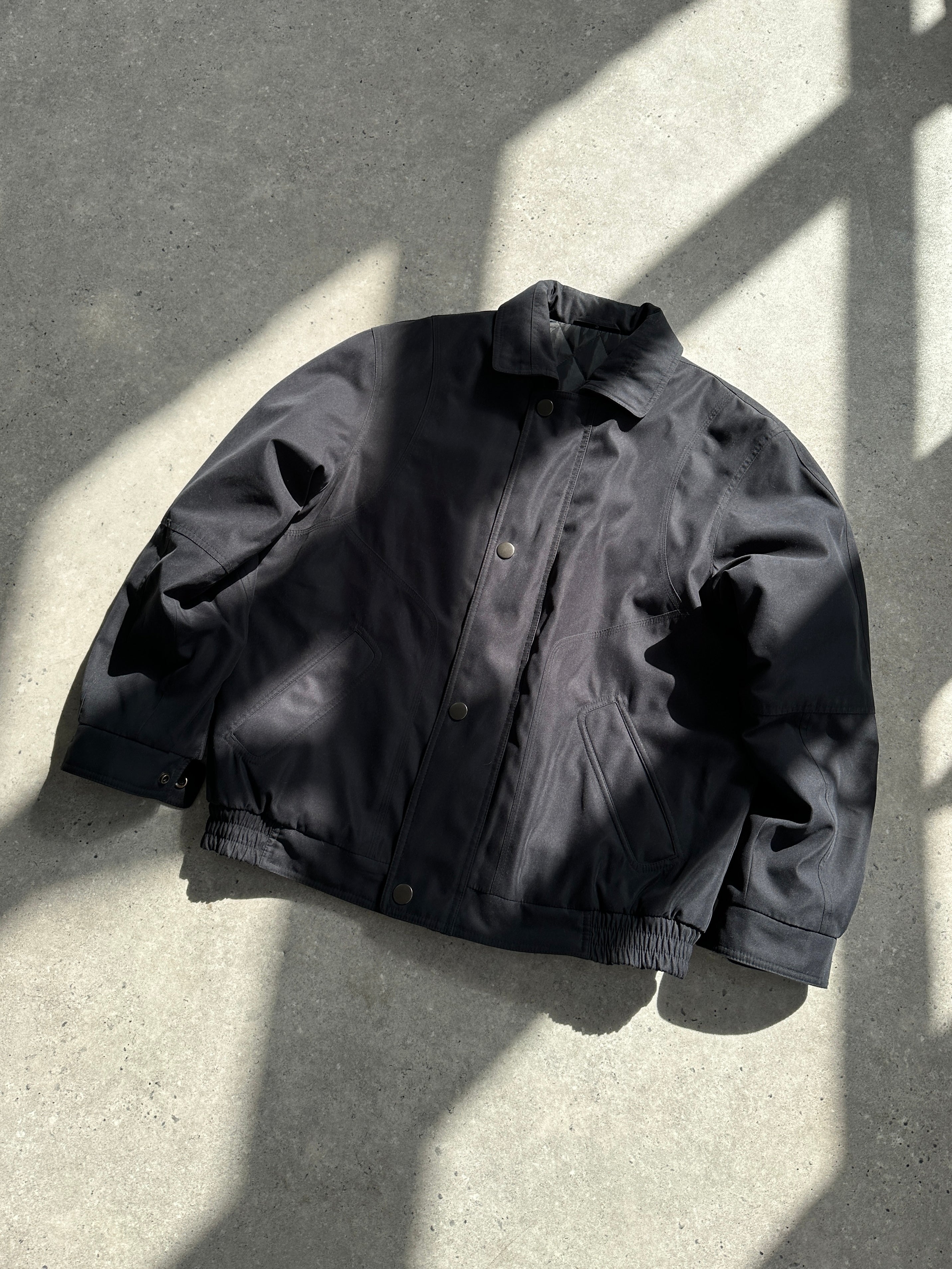 Vintage padded bomber jacket in size L, featuring a classic design with quilted padding and ribbed cuffs and collar.