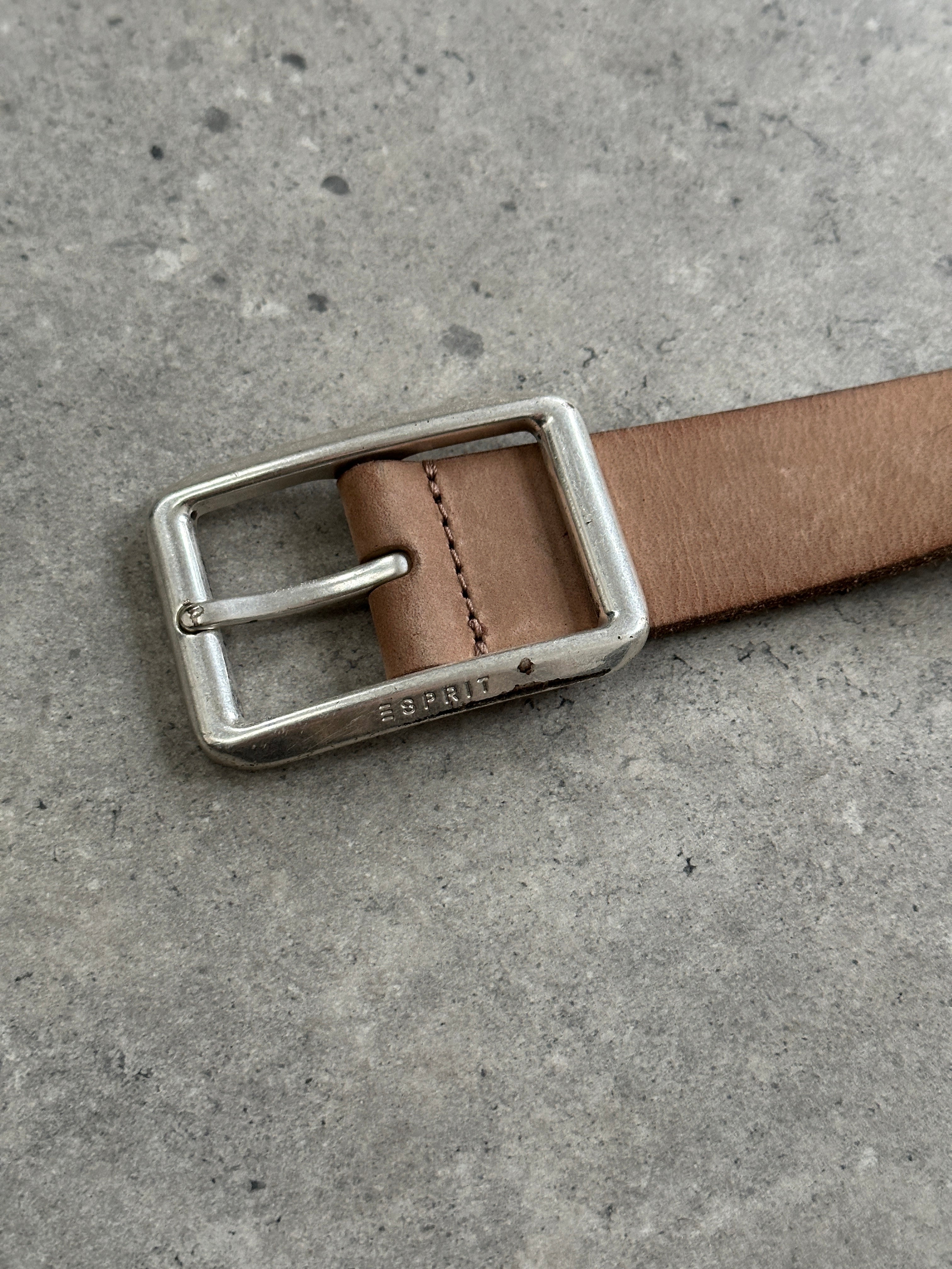 Vintage leather belt in W32-35 with classic design, featuring a metal buckle and aged leather finish.