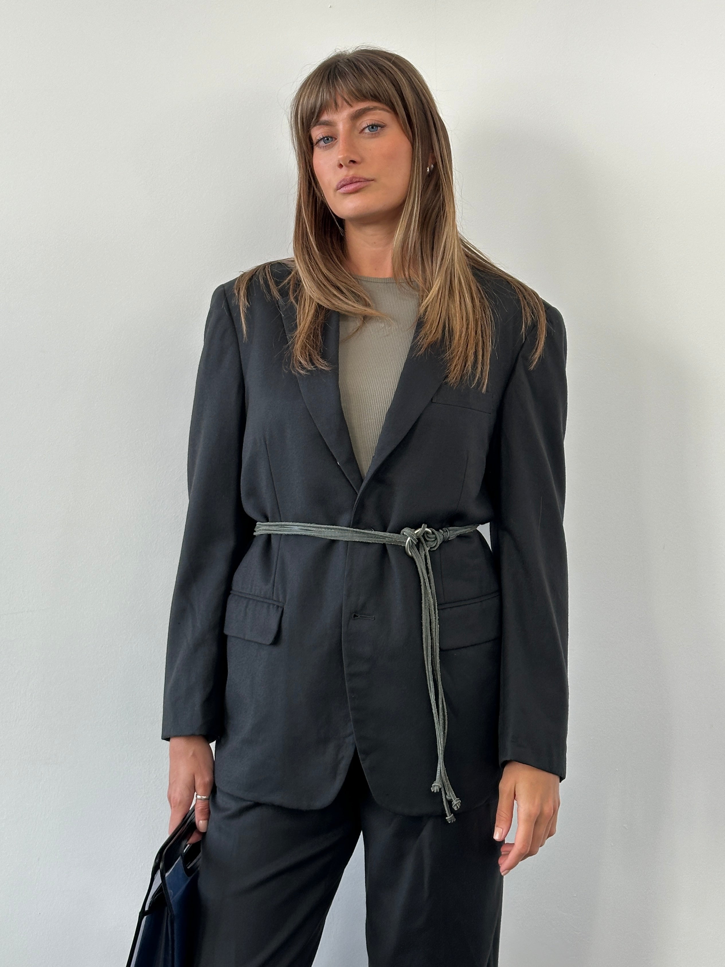 Vintage Japanese 1990s pure wool straight-leg suit in size 40R/W26, featuring classic tailoring and timeless style.