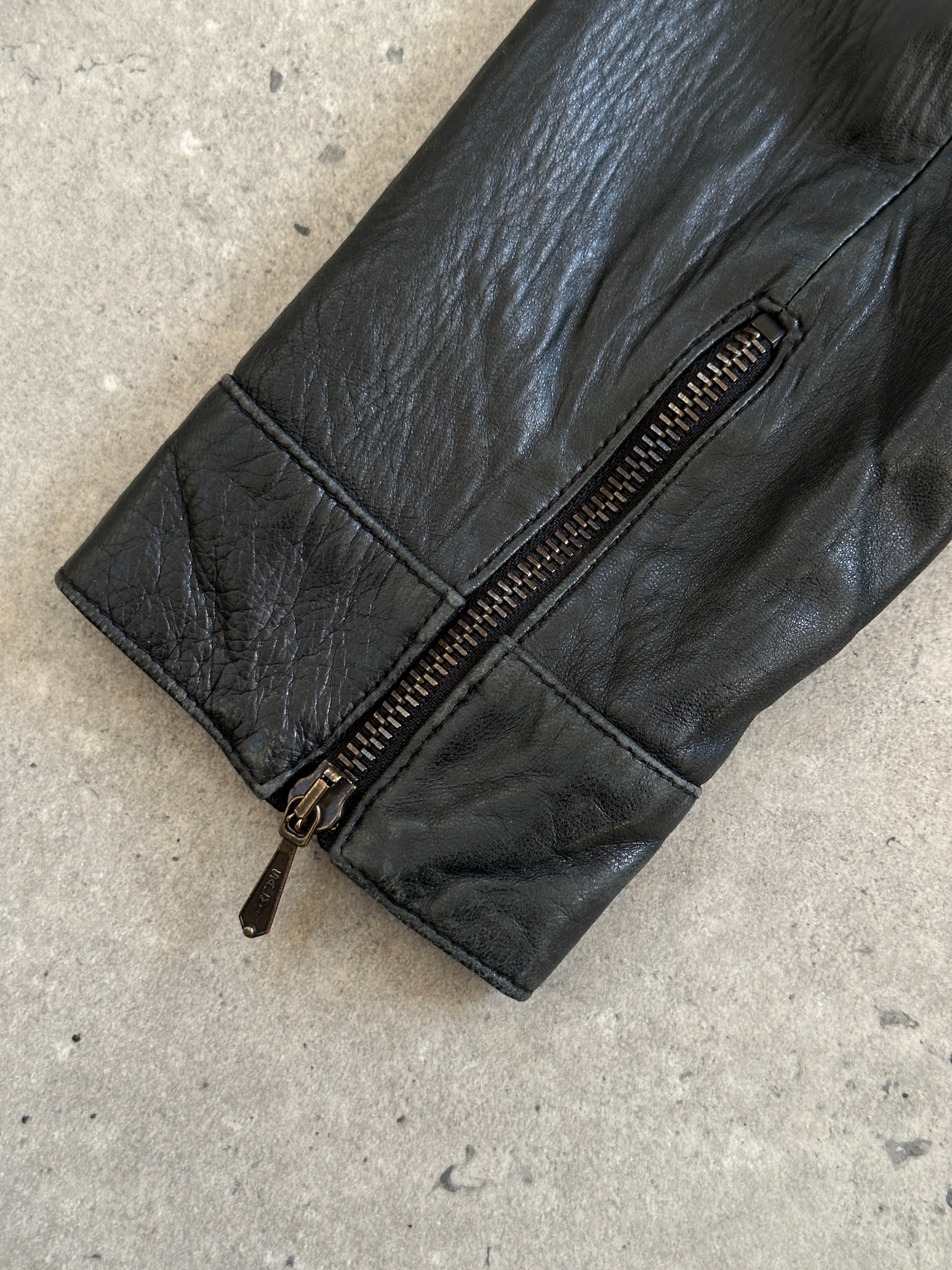 St Michael 1990s double zip leather motorcycle jacket in XS/S, featuring classic black leather and silver hardware.