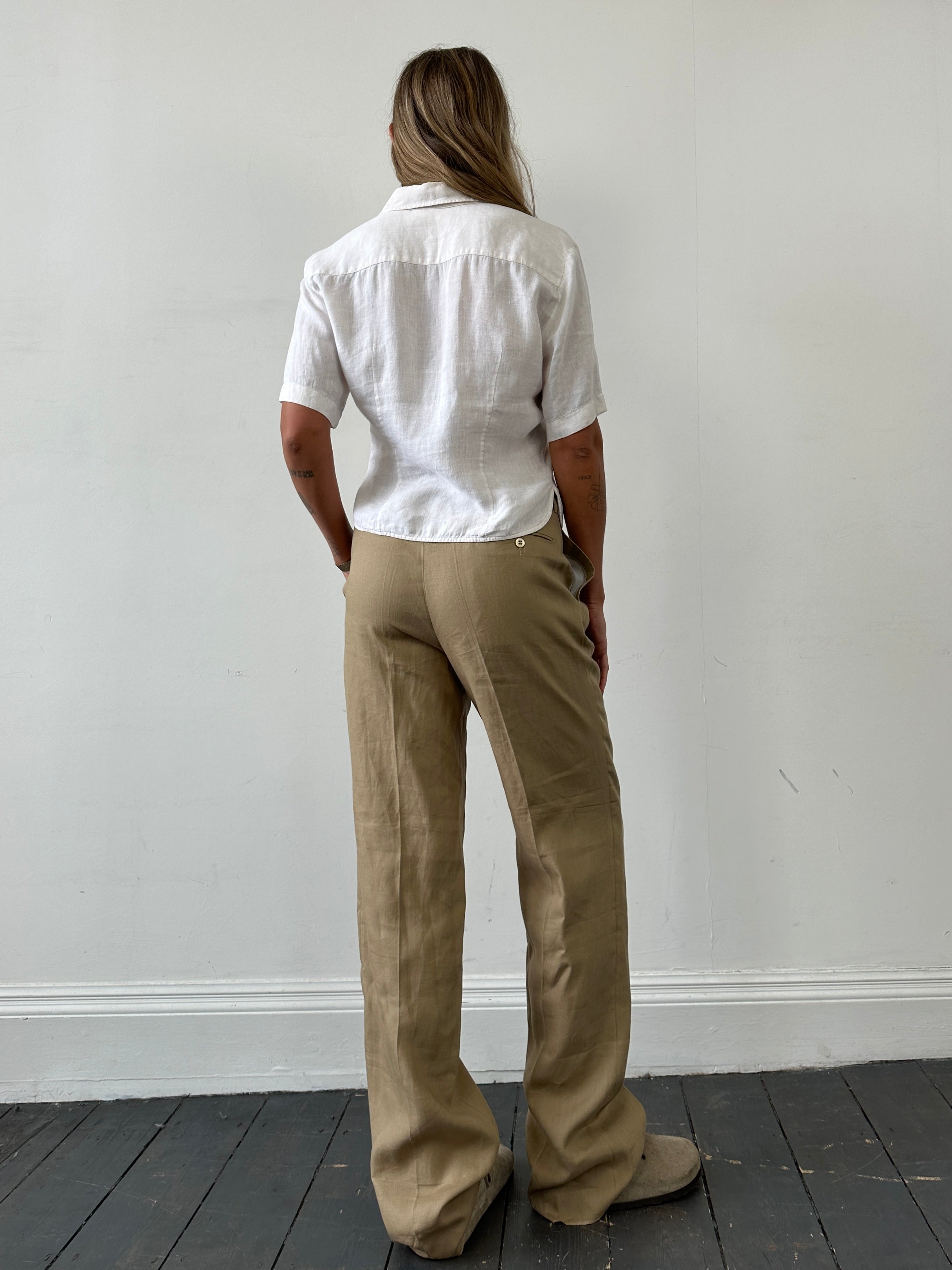Vintage Italian pure linen straight-leg pleated trousers in size W32, showcasing lightweight, breathable fabric and classic style.