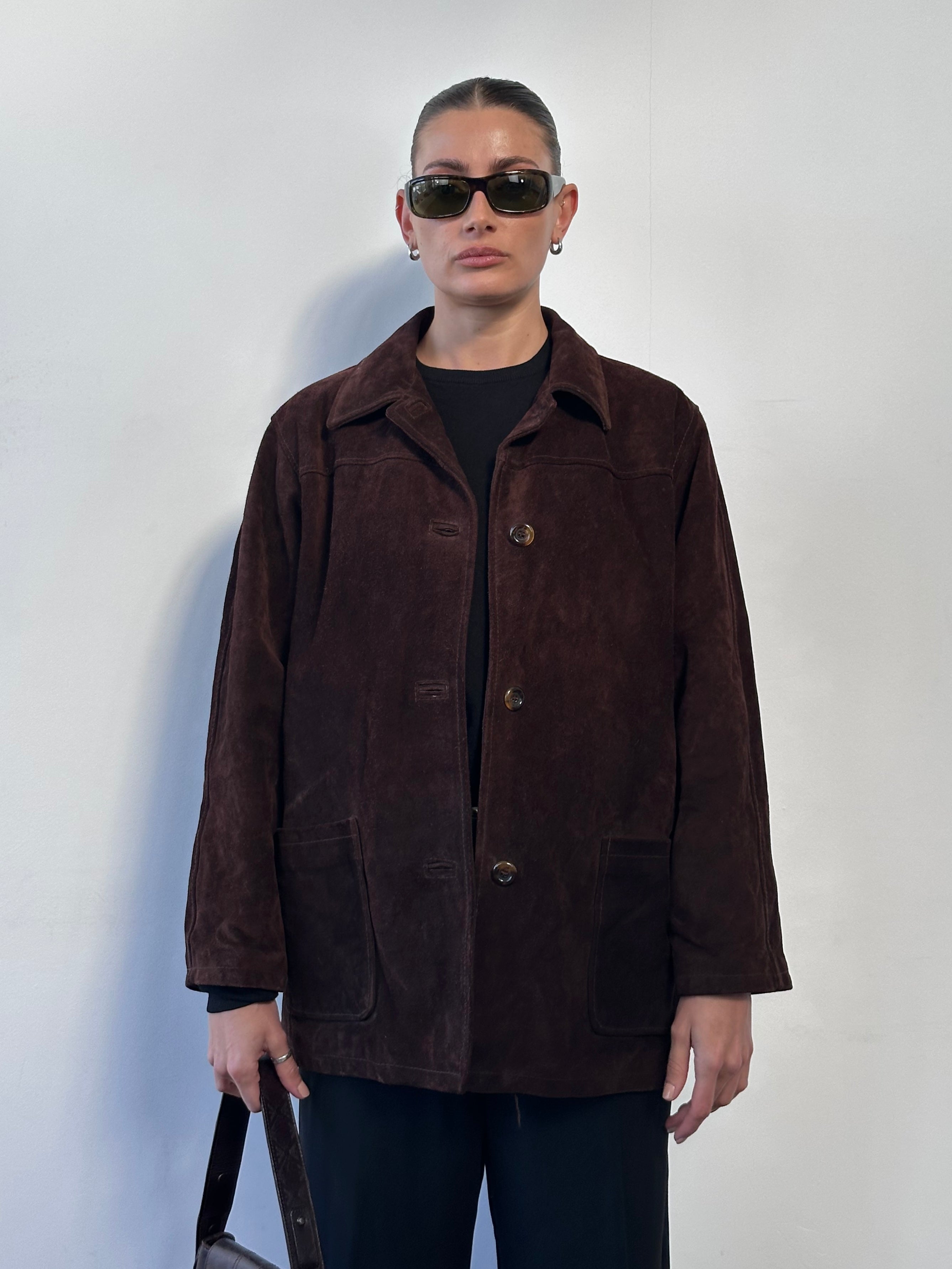 Vintage suede leather jacket in size M/L with classic design and textured finish, perfect for a timeless casual look.