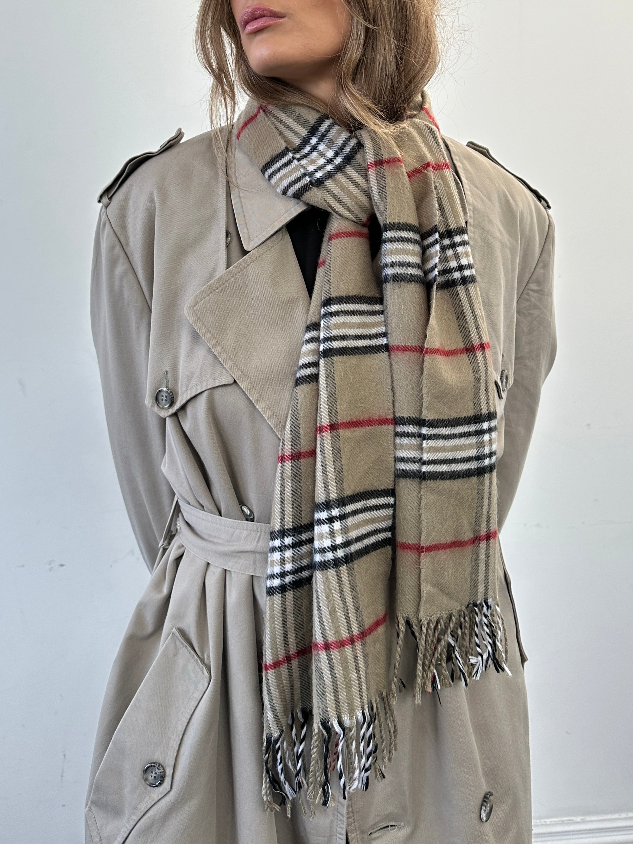 Vintage check tassel scarf featuring a patterned fabric with tassel details for a stylish, retro accessory.