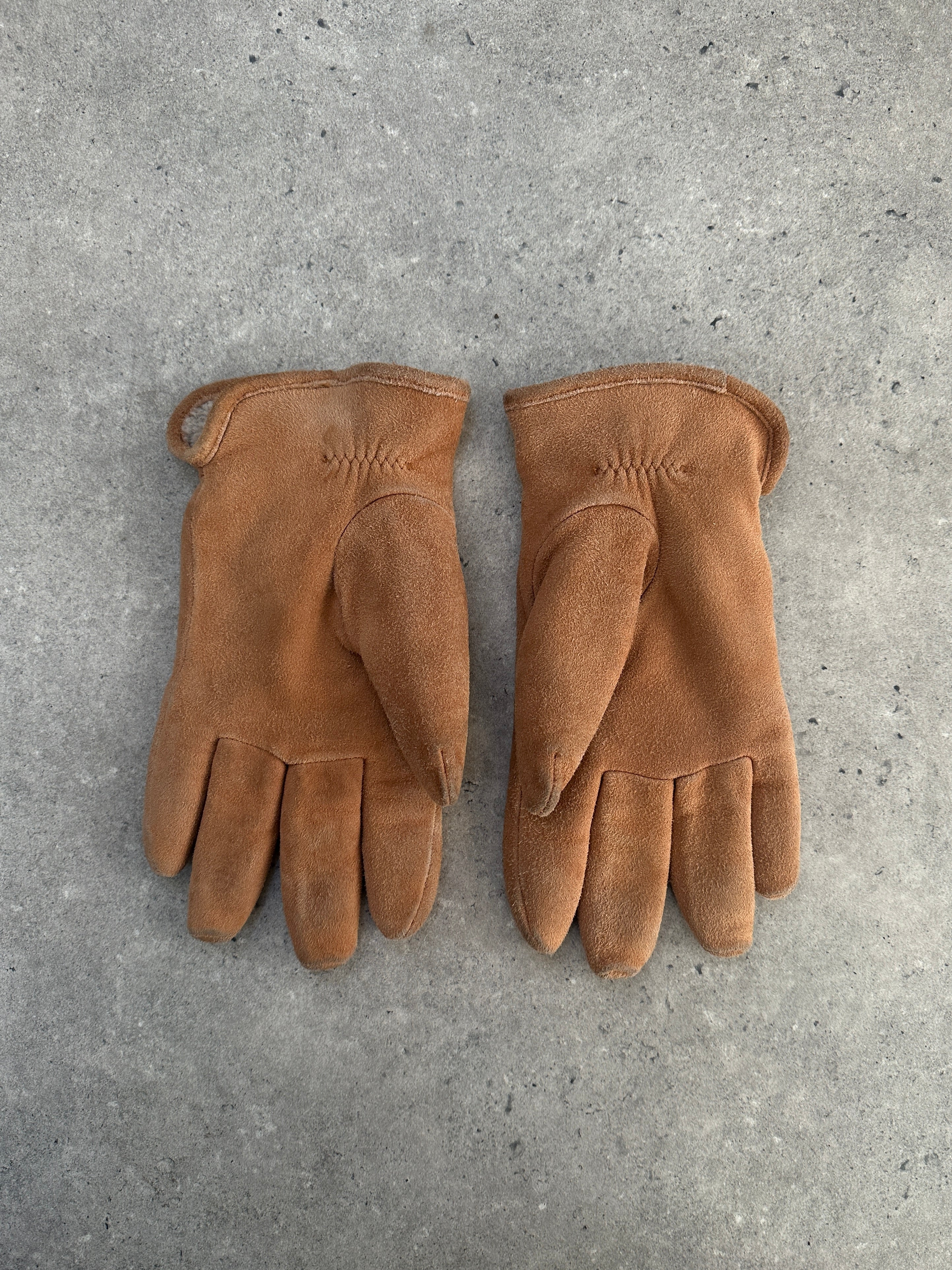 Vintage suede gloves in size L/XL, showing soft texture and classic design, perfect for stylish winter wear.